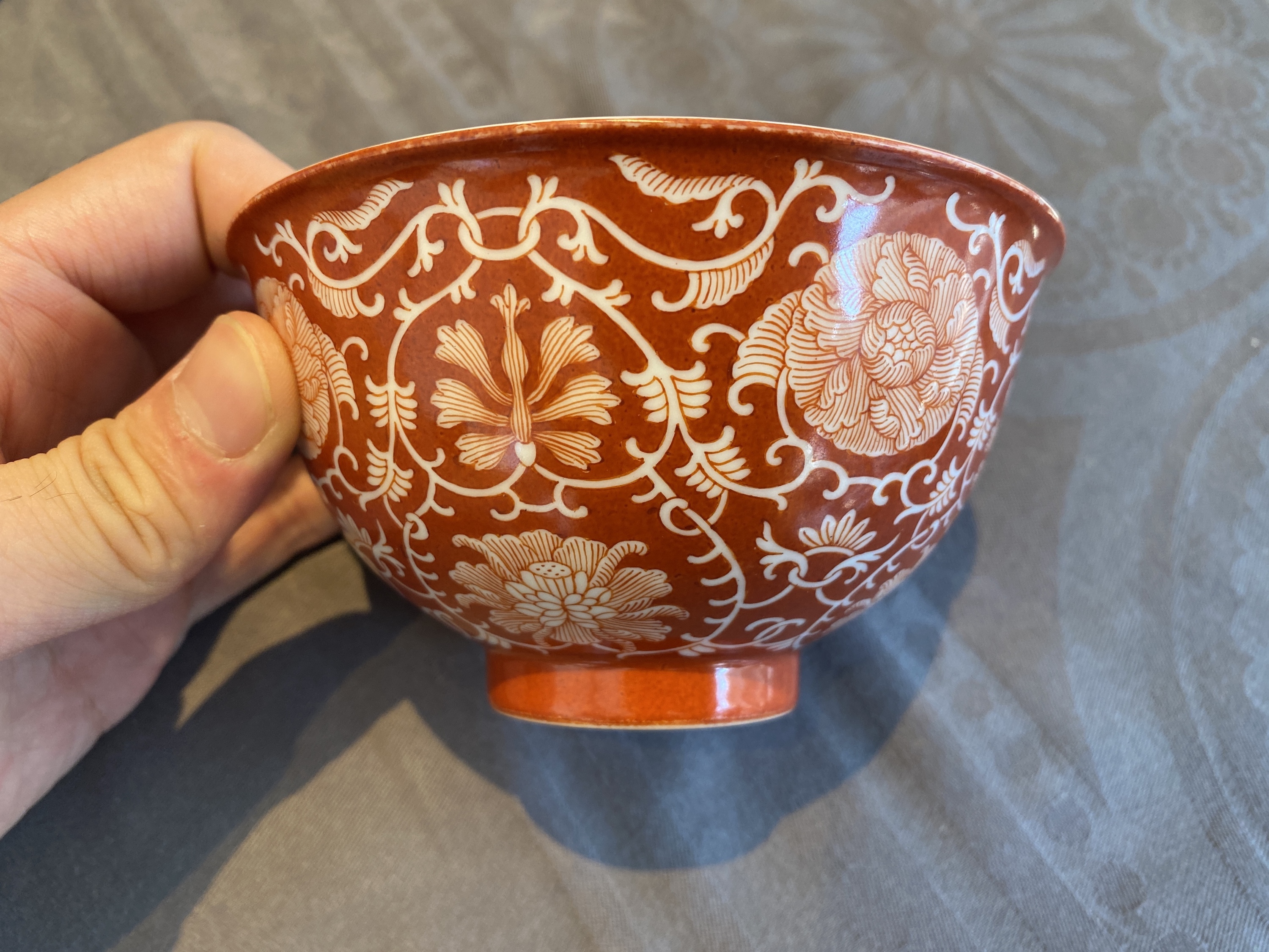 A Chinese coral-ground reserve-decorated 'lotus' bowl, Jiaqing mark, 19/20th C. - Image 10 of 18