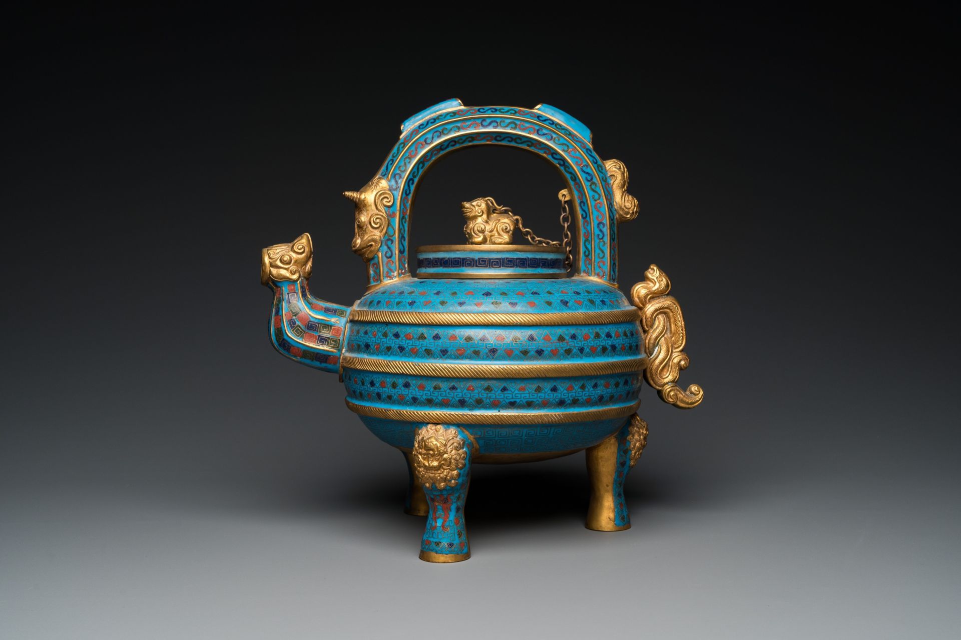 A large Chinese cloisonnŽ tripod wine ewer and cover, 19/20th C. - Image 2 of 8