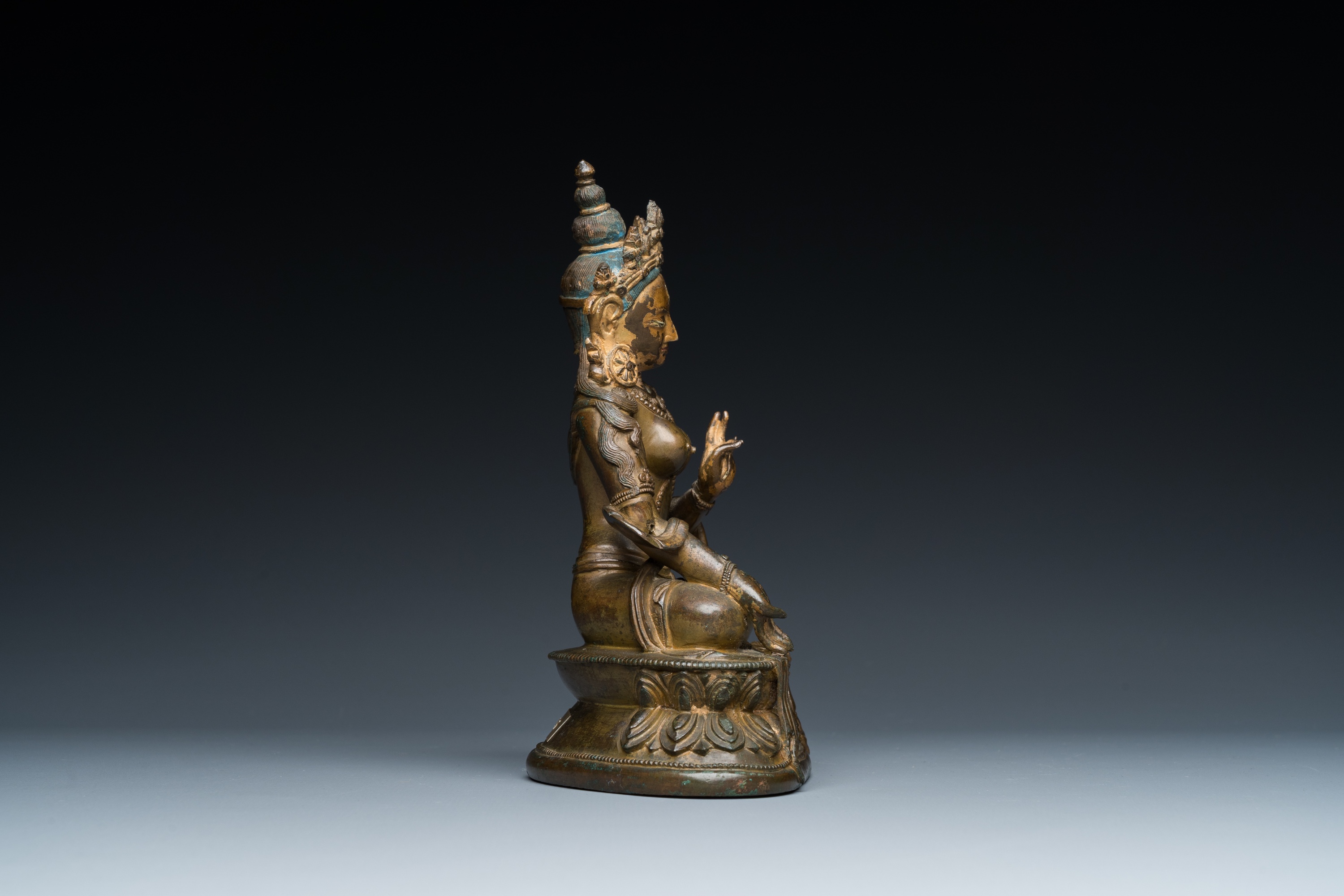 A Sino-Tibetan gilt bronze Tara, 17/18th C. - Image 4 of 25