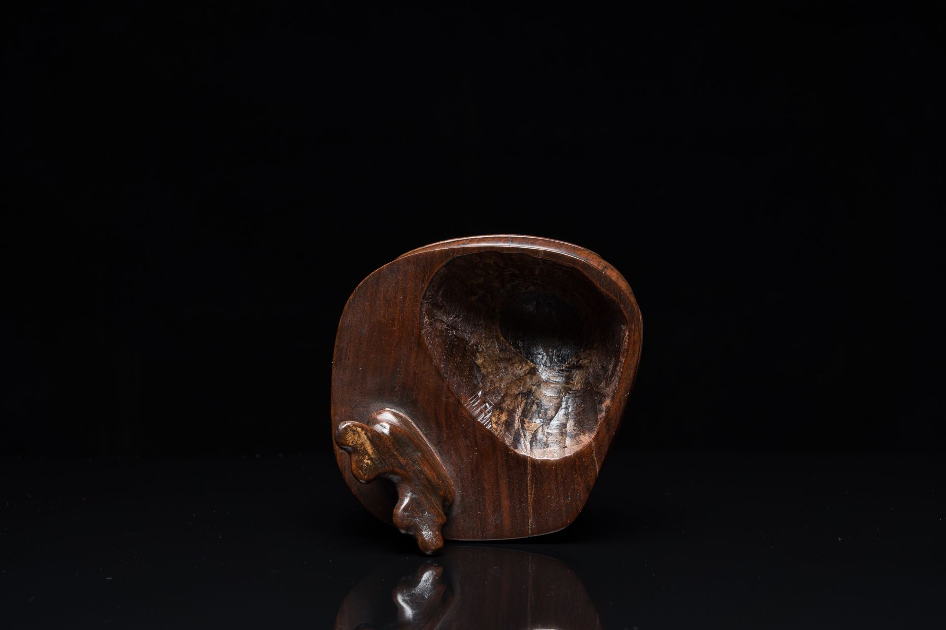 A Chinese hollowed jade libation cup on wooden stand, probably Qing - Image 10 of 25
