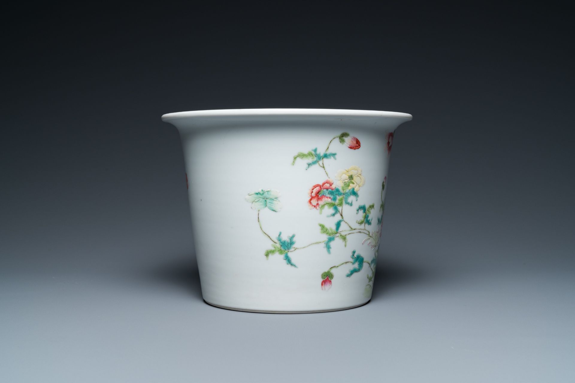A Chinese famille rose plate and a jardinire, Yongzheng and Hongxian mark, Republic - Image 5 of 9