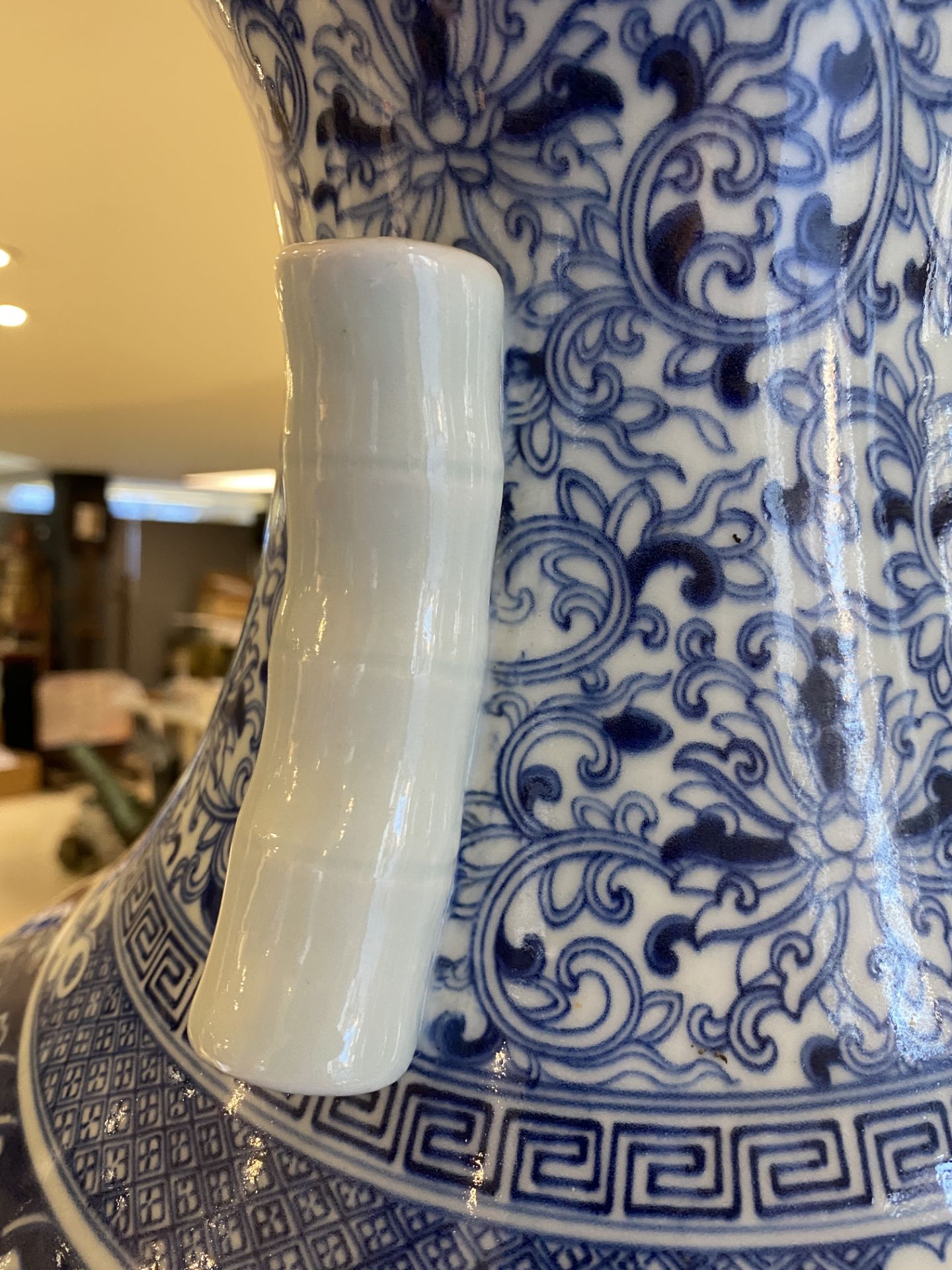 A large Chinese blue and white 'hu' vase with bajixiang design, Qianlong mark, Republic - Bild 15 aus 16