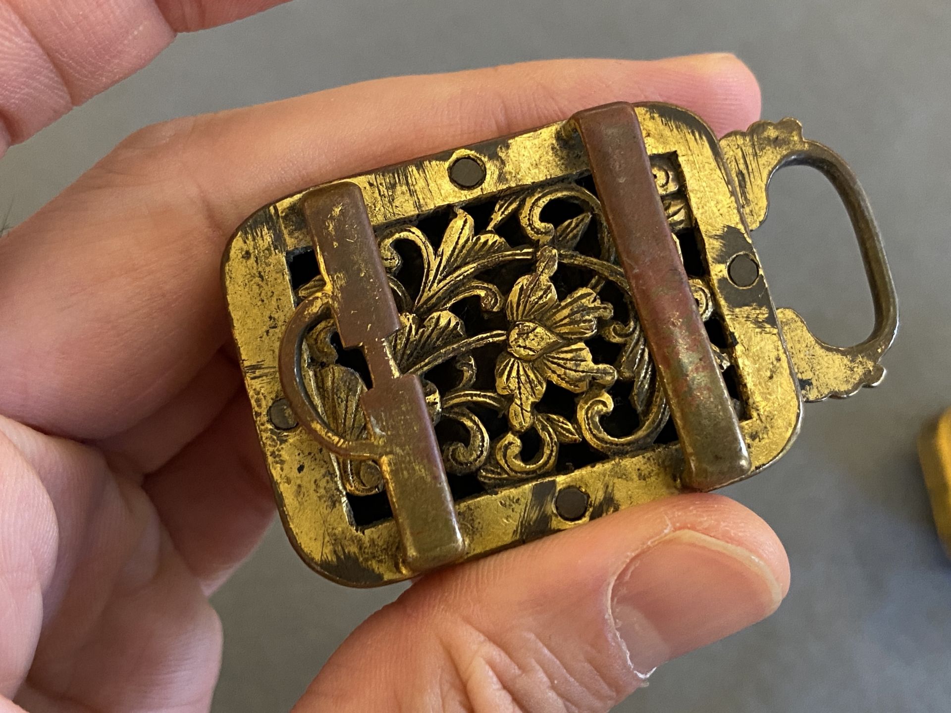 A Chinese agate-mounted gilt bronze belt buckle, late Ming/early Qing - Image 13 of 17