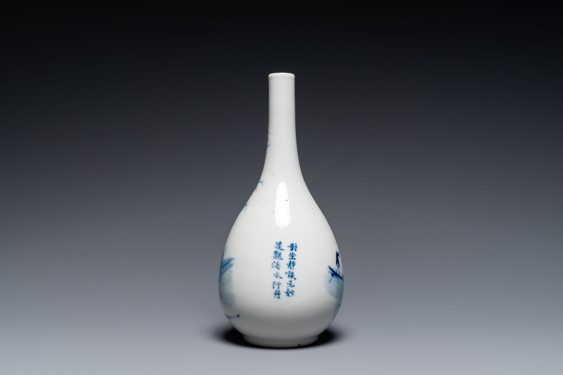 A Chinese blue and white 'Bleu de Hue' bottle vase for the Vietnamese market, Tho mark, 19th C. - Image 2 of 15