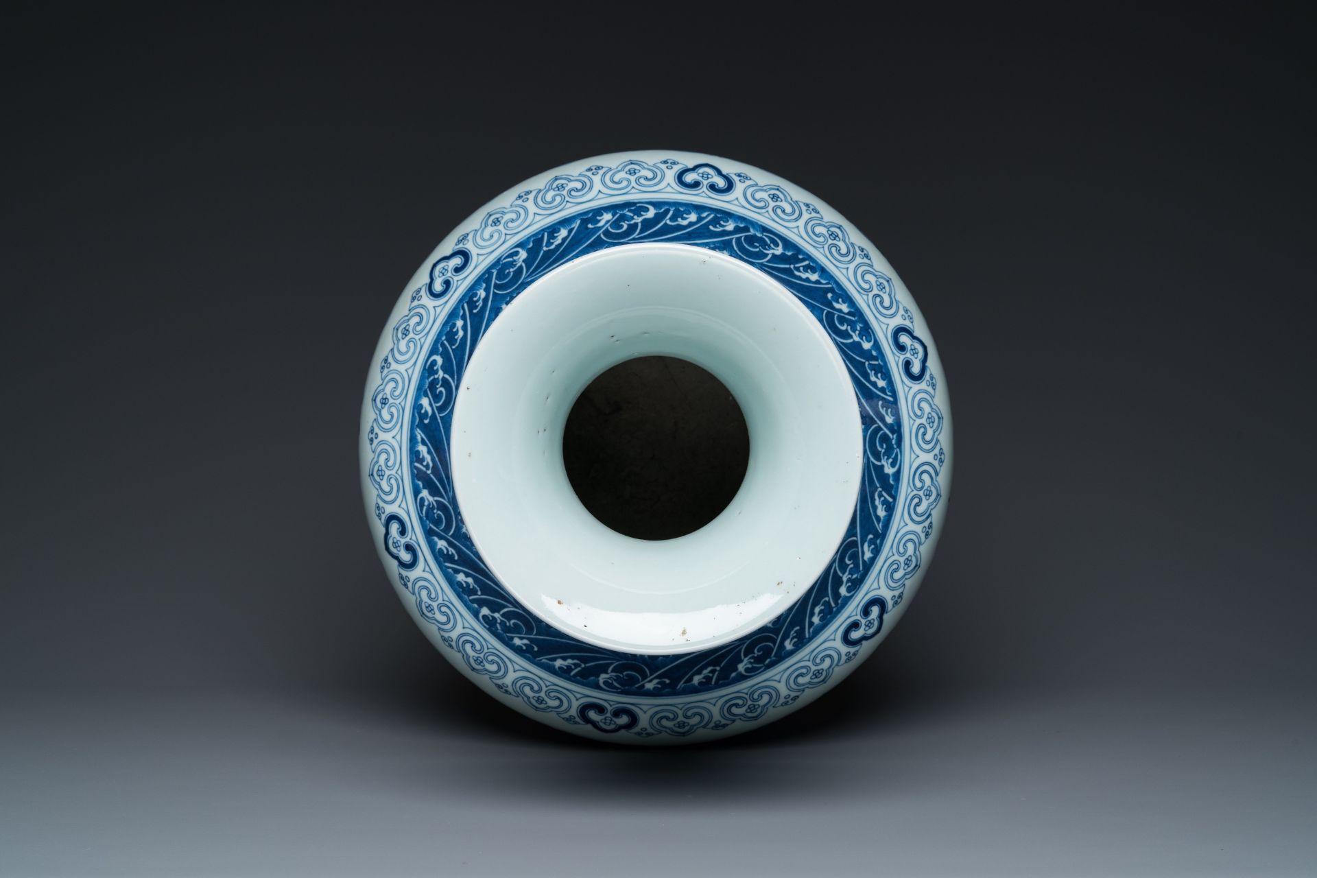 A large Chinese blue and white 'hu' vase with bajixiang design, Qianlong mark, Republic - Bild 6 aus 16
