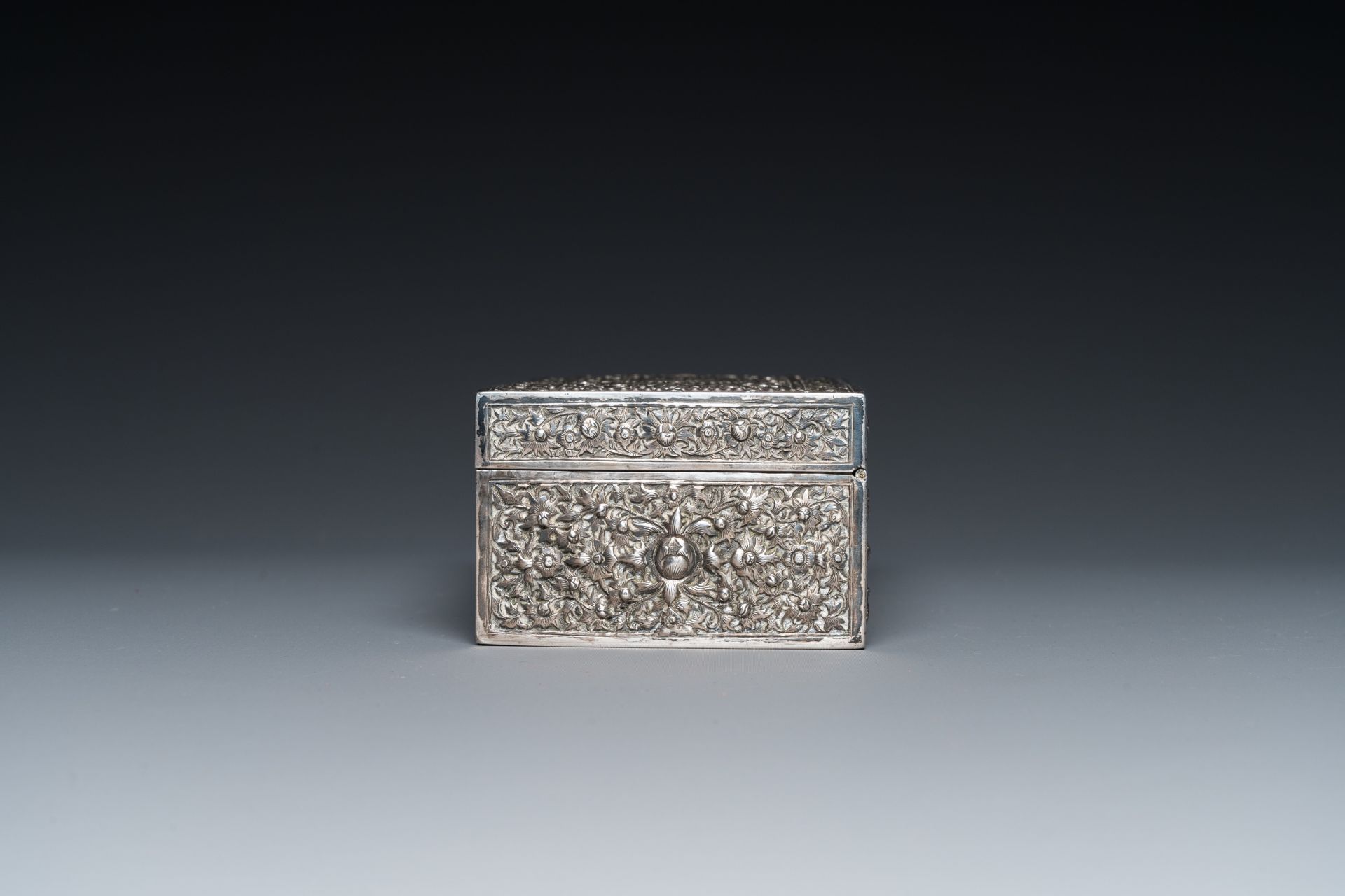 A rectangular Thai silver box, 19/20th C. - Image 3 of 8