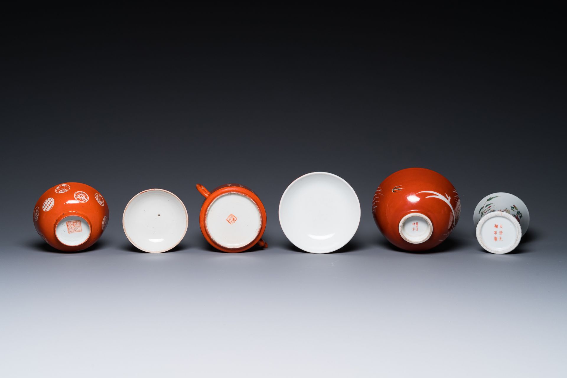 Four Chinese famille rose wares and three with coral-red-ground, 19/20th C. - Bild 7 aus 13