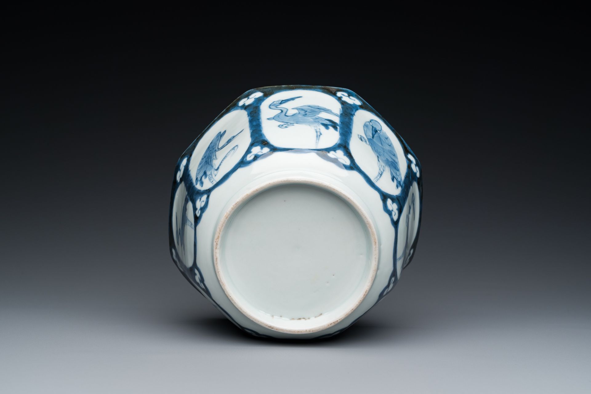 A Japanese octagonal blue and white 'cranes' bowl, 18th C. - Image 7 of 7