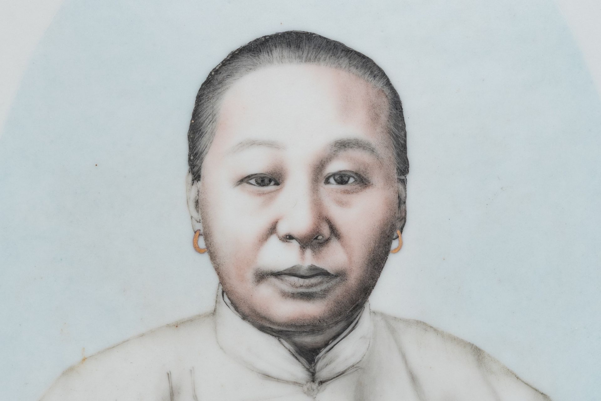 A Chinese grisaille plaque with a female's portrait, Zhu Shouzhi æœ±å—ä¹‹ seal mark, 20th C. - Bild 3 aus 4