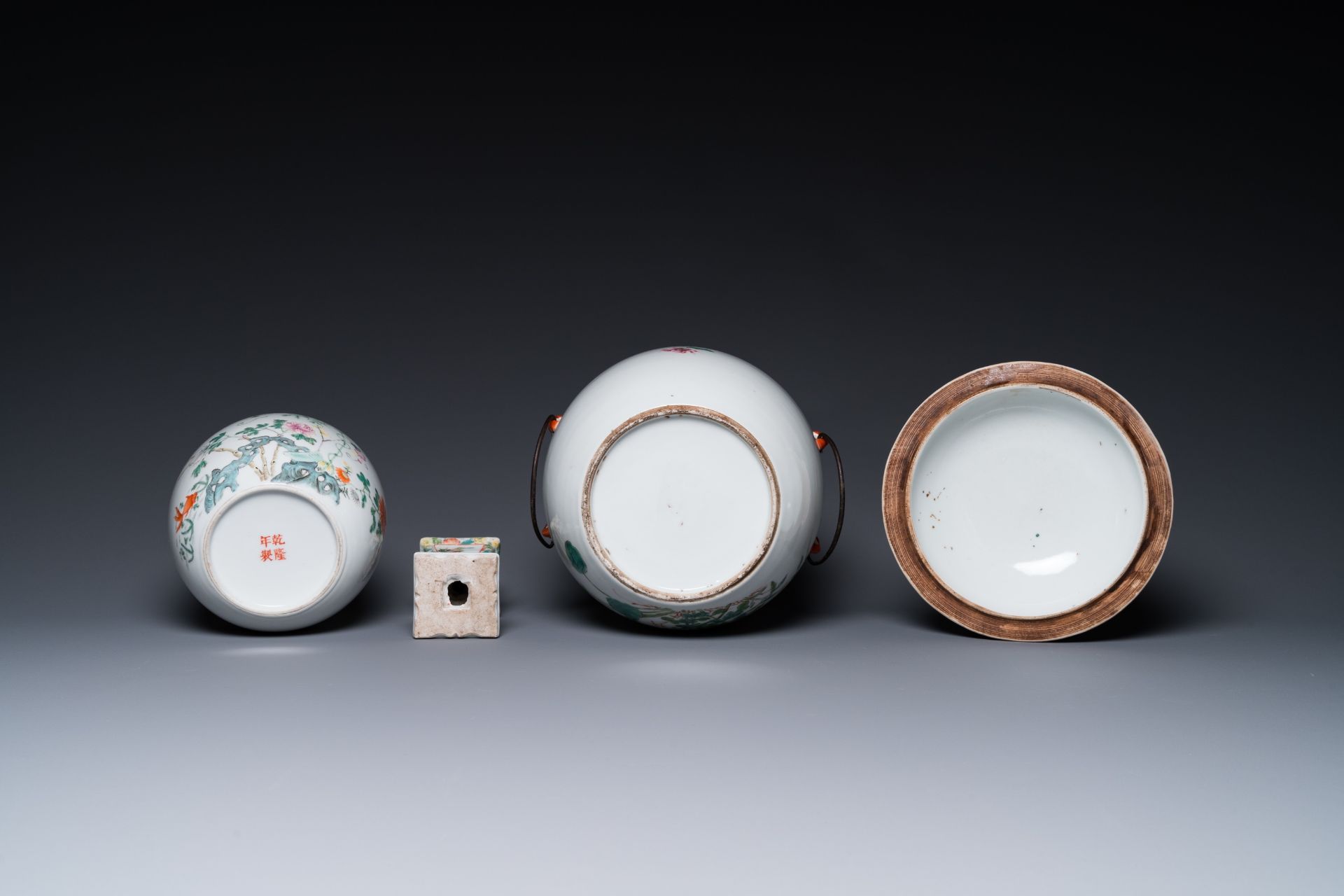 Four Chinese famille rose wares and three with coral-red-ground, 19/20th C. - Bild 13 aus 13