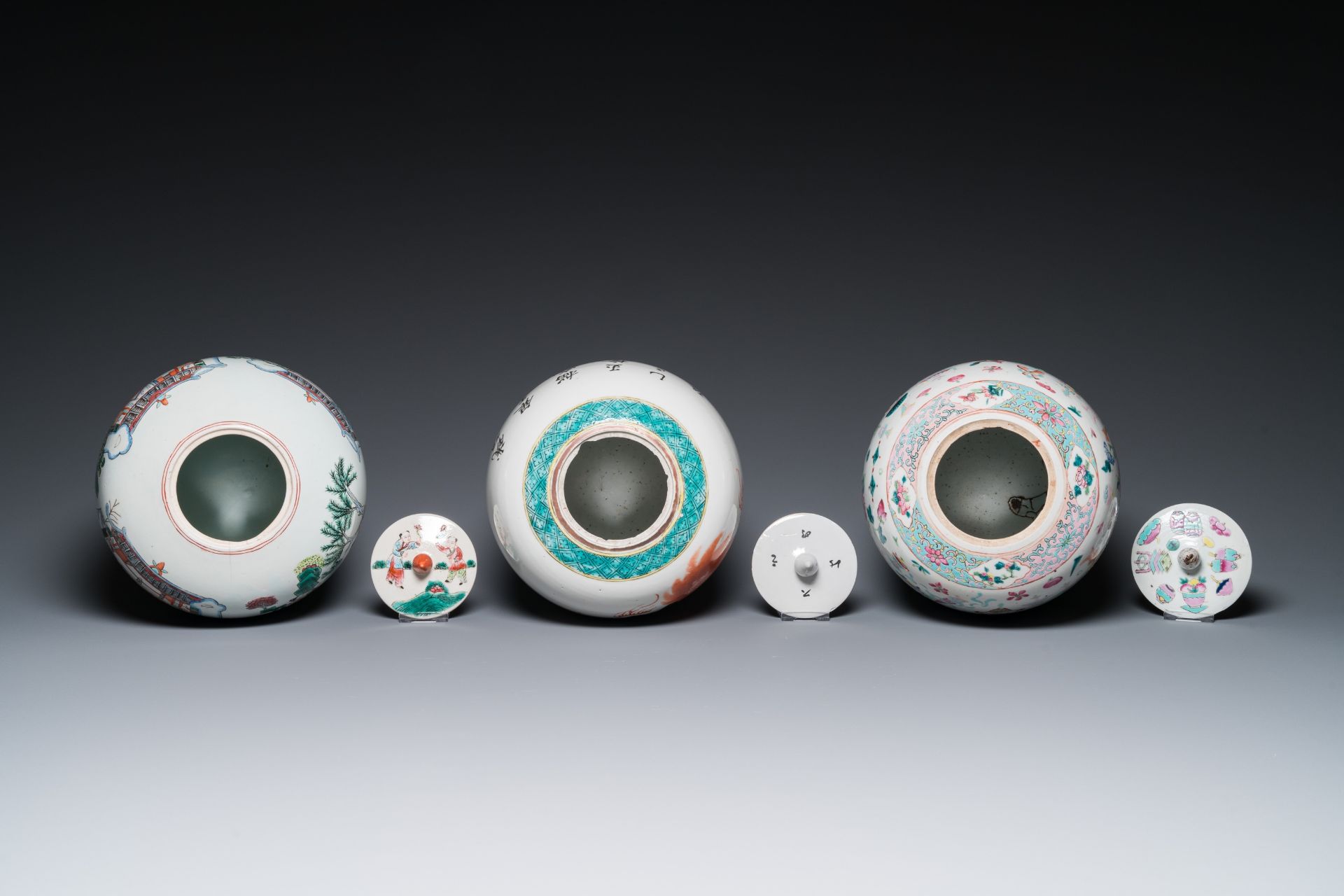 Three Chinese famille rose and verte jars with covers, 19/20th C. - Image 6 of 7