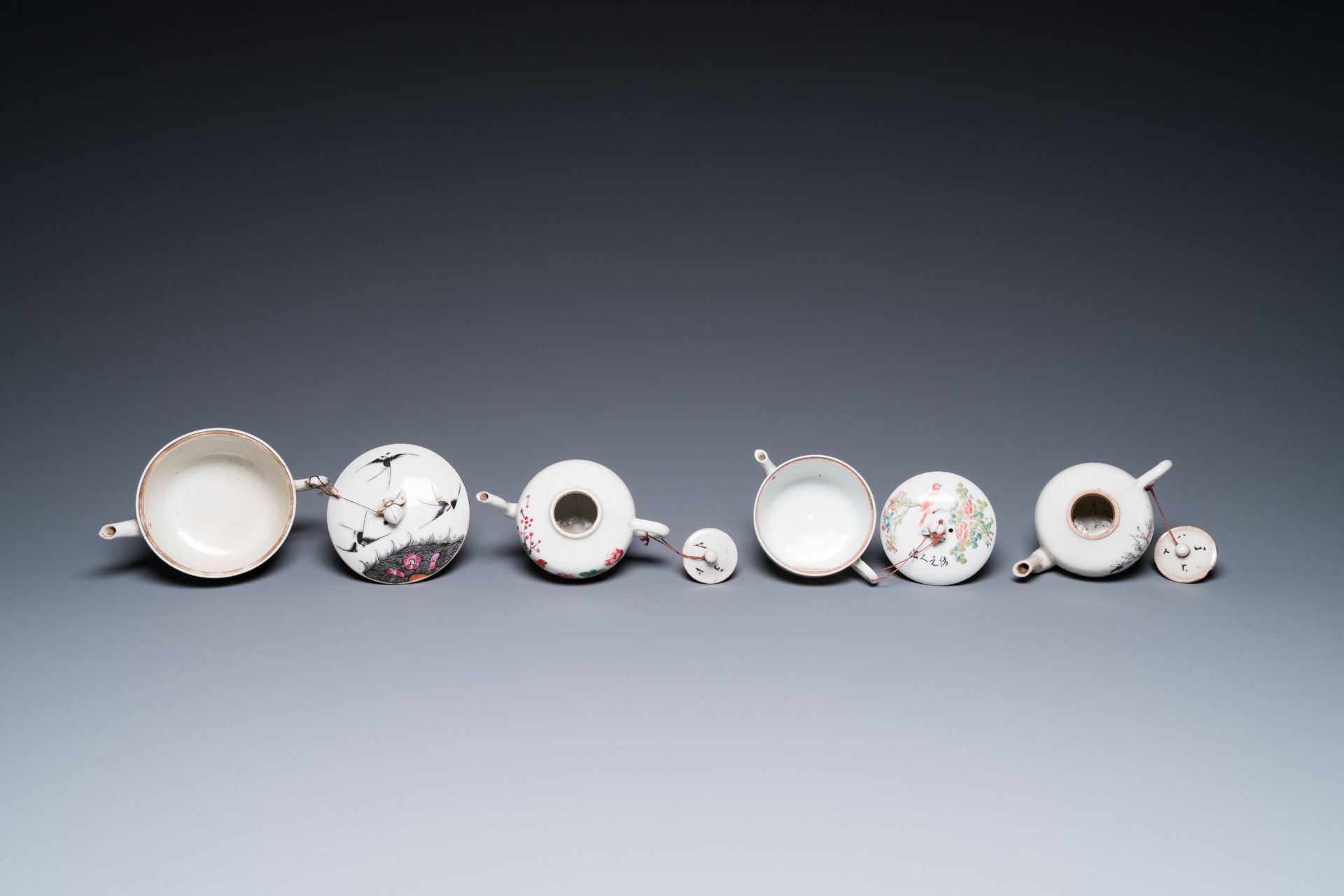 A varied collection of Chinese famille rose and qianjiang cai porcelain, 19th/20th C. - Bild 9 aus 20
