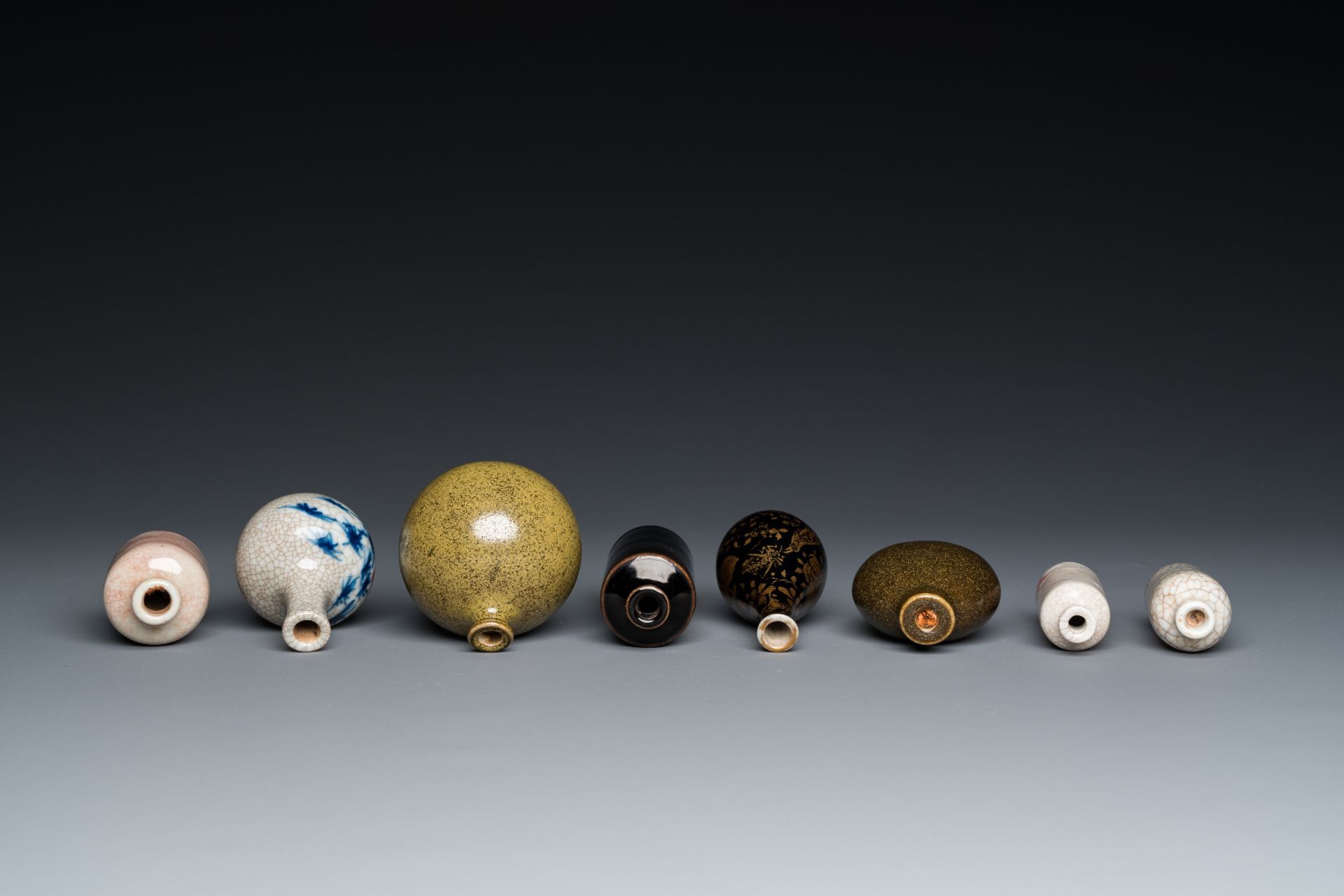 Five various Chinese snuff bottles and three miniature vases, 19/20th C. - Bild 6 aus 7