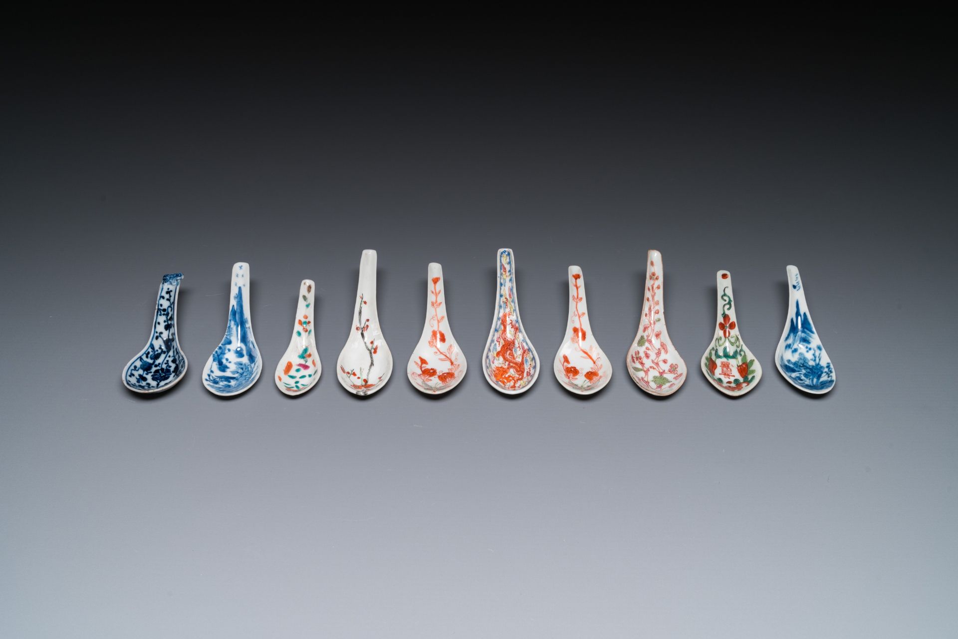 A varied collection of Chinese porcelain, 19/20th C. - Bild 2 aus 17