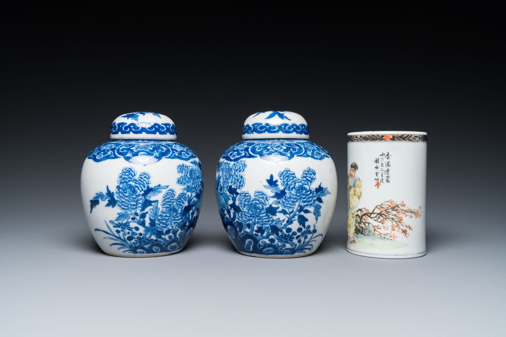 A Chinese famille rose dish, a brush pot and a pair of blue and white jars and covers, 19/20th C. - Image 13 of 15