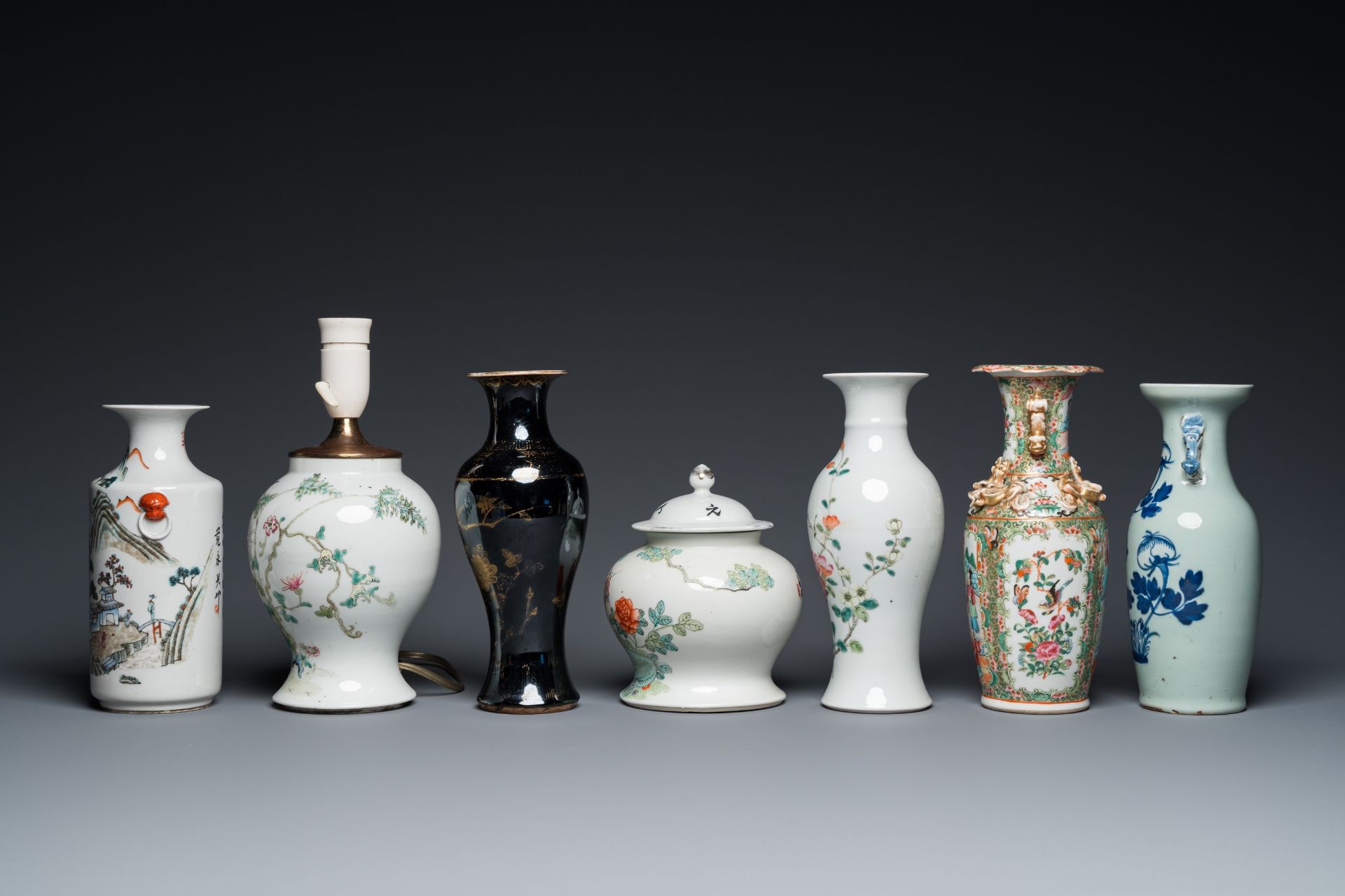 An extensive collection of varied Chinese porcelain wares, 19/20th C. - Bild 3 aus 15