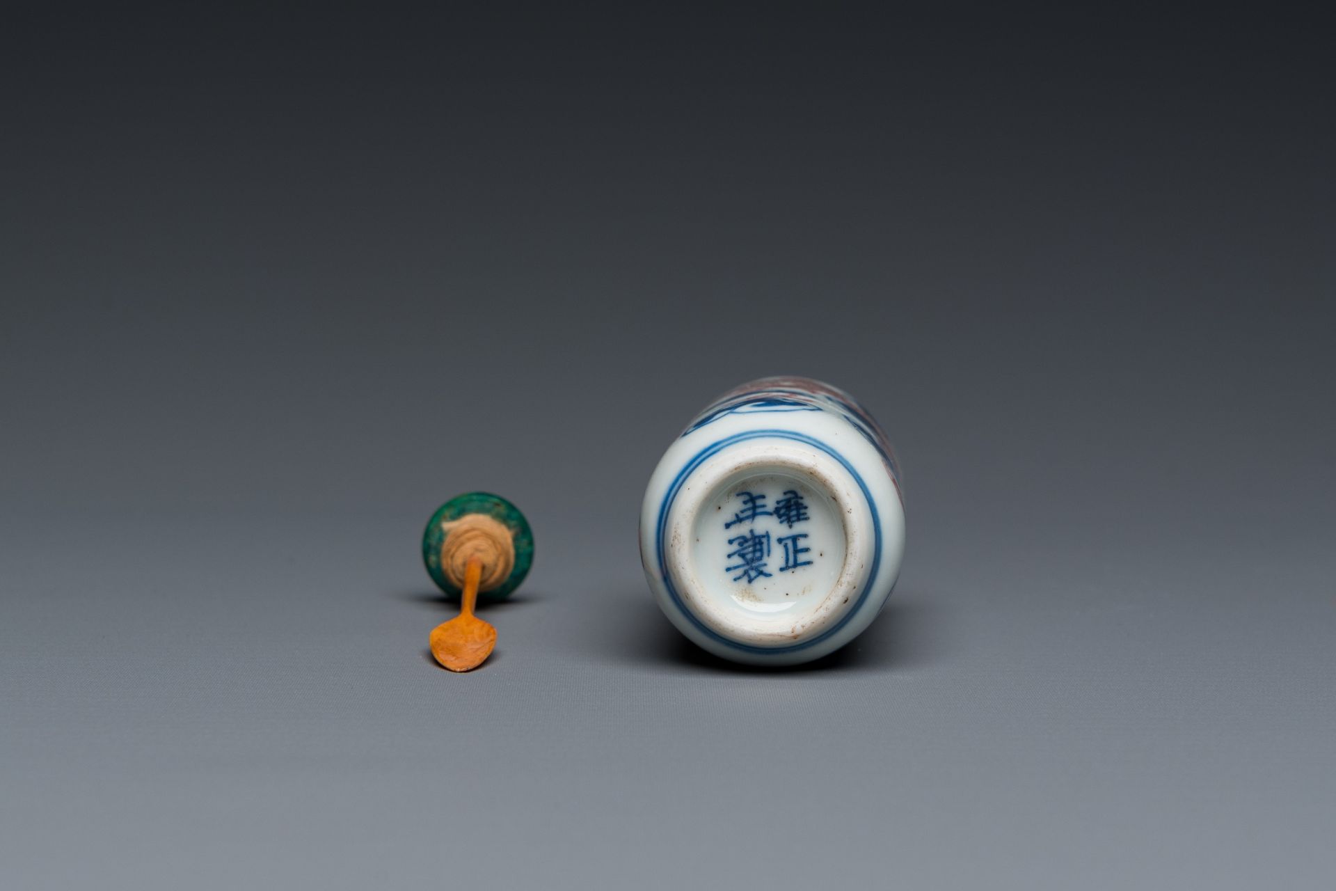 A Chinese blue, white and copper-red 'dragon' snuff bottle, Yongzheng mark, 19th C. - Image 6 of 6