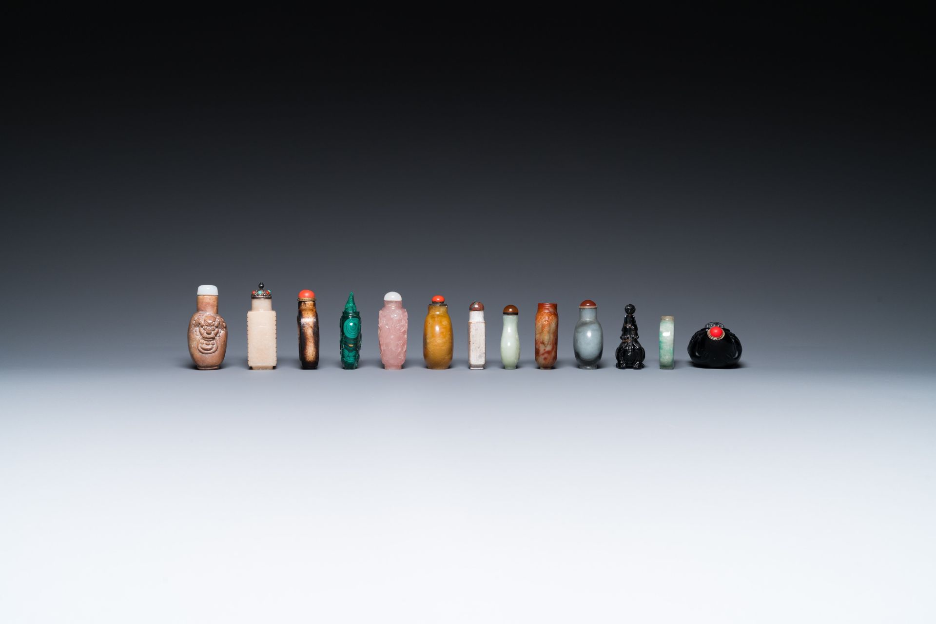 15 Chinese hardstone, glass and walnut snuff bottles, 19/20th C. - Image 3 of 15