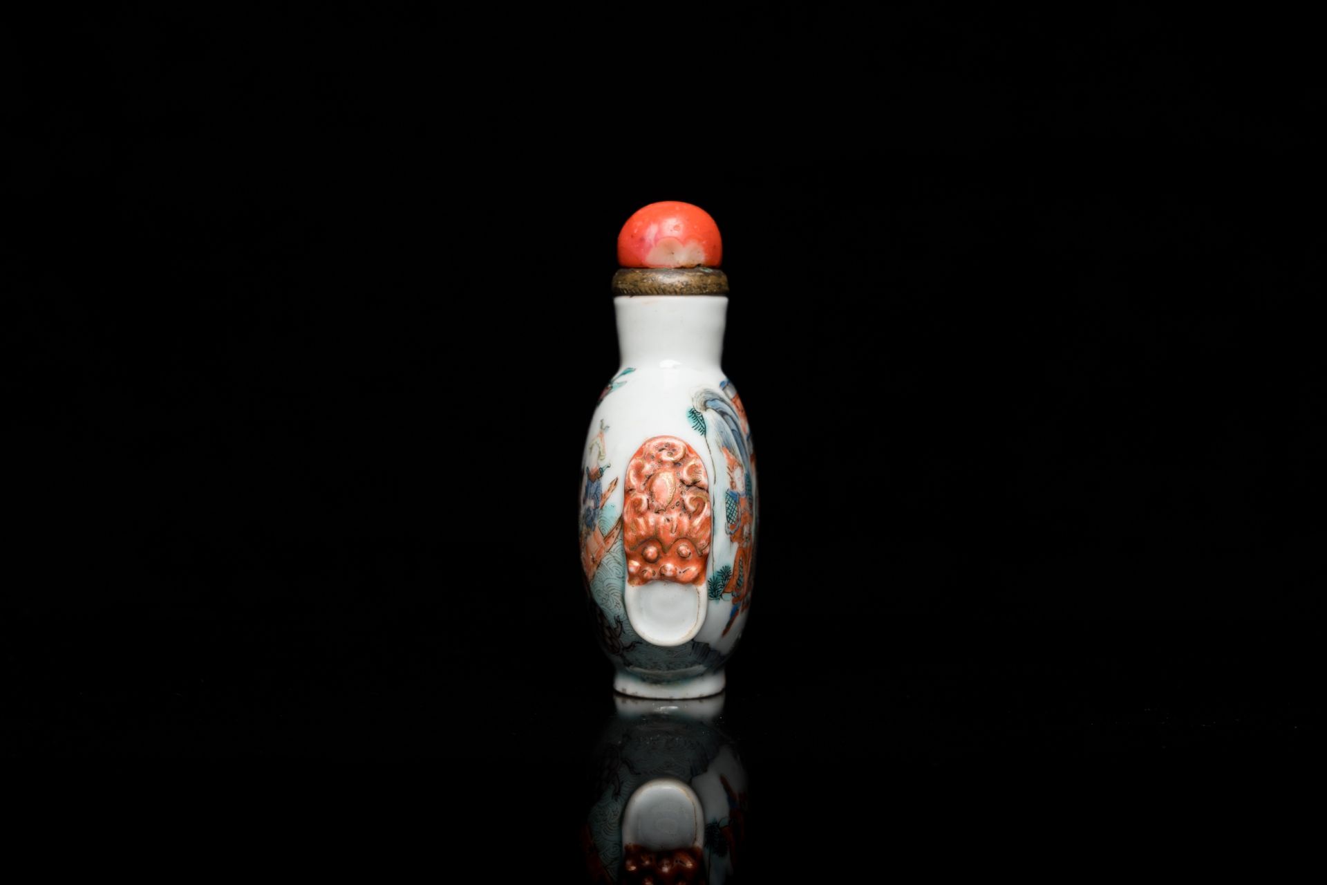 A Chinese famille rose snuff bottle, Qianlong mark, 19th C. - Image 2 of 6