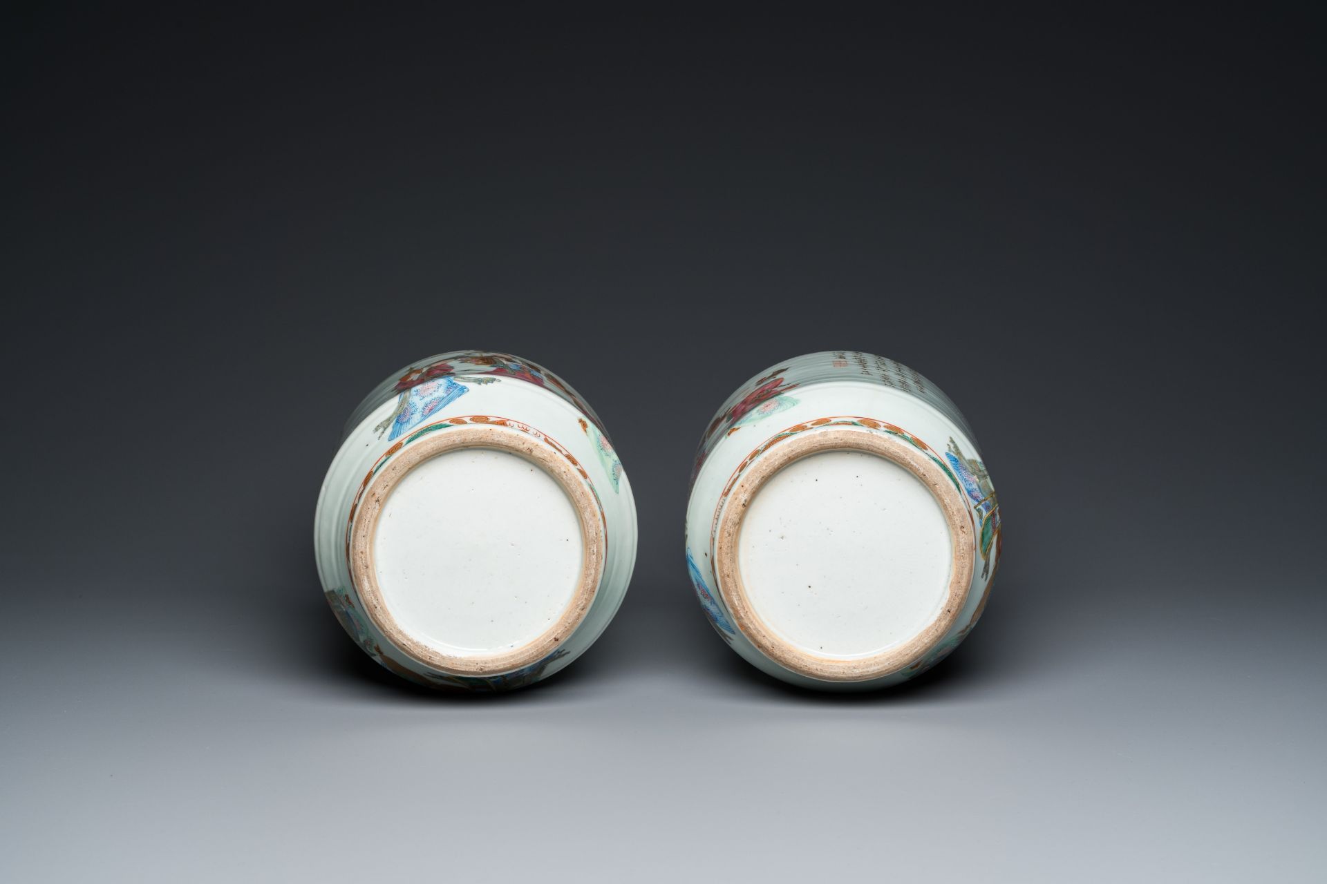 A pair of Chinese Canton famille rose 'immortals' vases, 19th C. - Bild 6 aus 6