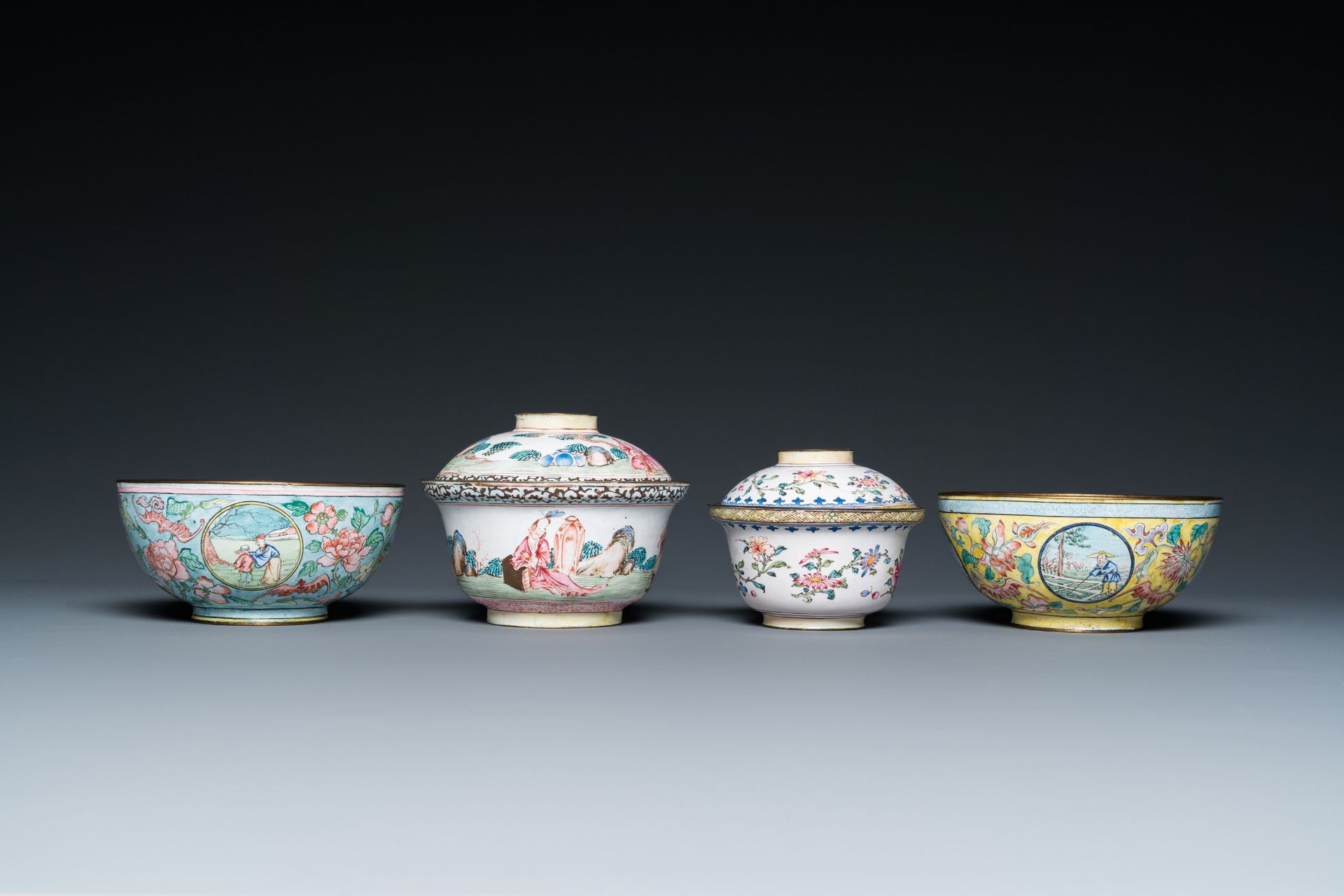 Two Chinese Canton enamel covered bowls on stands and two bowls, 18/19th C. - Bild 5 aus 9