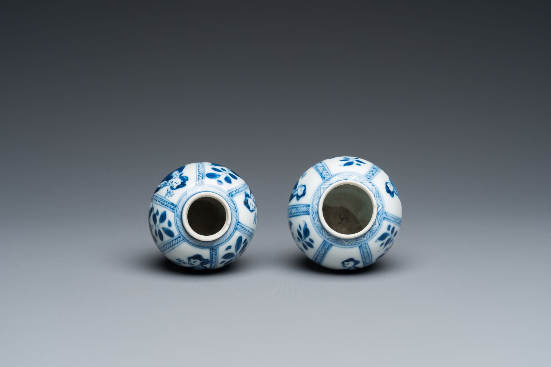 A pair of Chinese blue and white small vases with ladies, Kangxi - Bild 5 aus 6