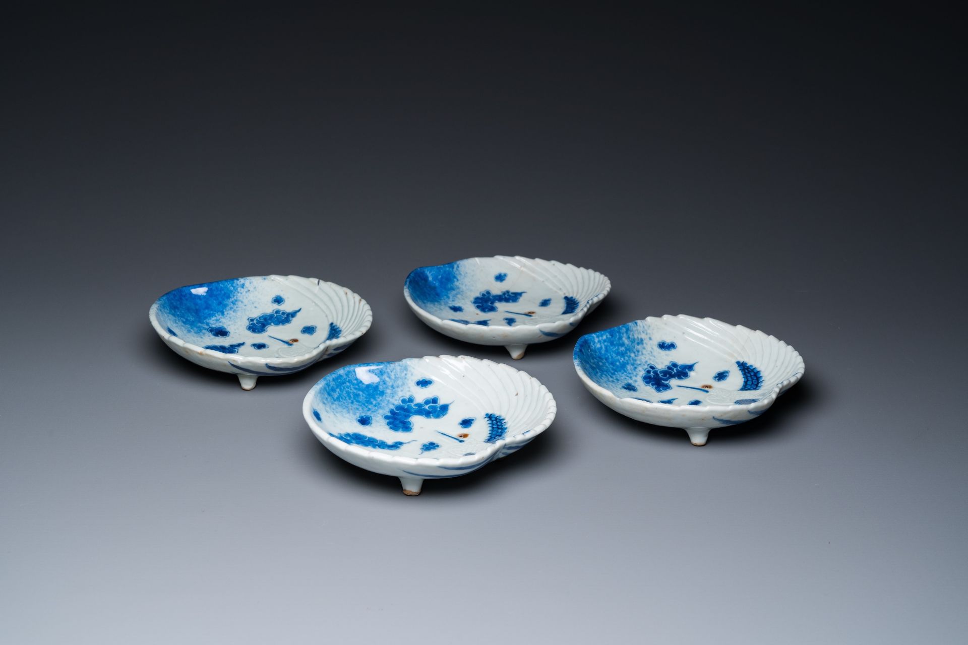 Four Japanese blue and white peach-shaped 'crane' dishes standing on three feet, Edo, 18/19th C. - Image 4 of 4