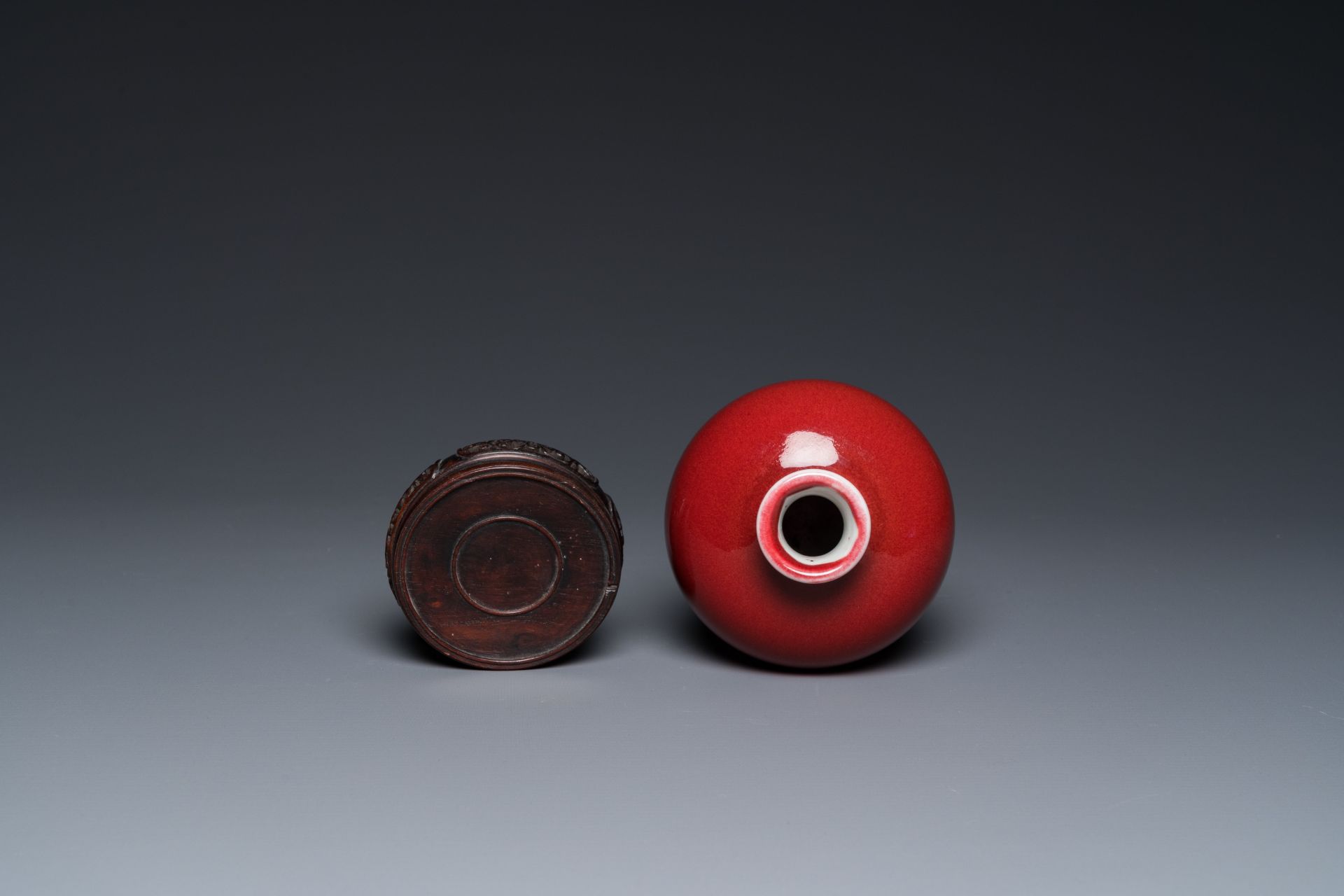 A Chinese monochrome copper-red-glazed 'meiping' vase on wooden stand, Republic - Image 6 of 7