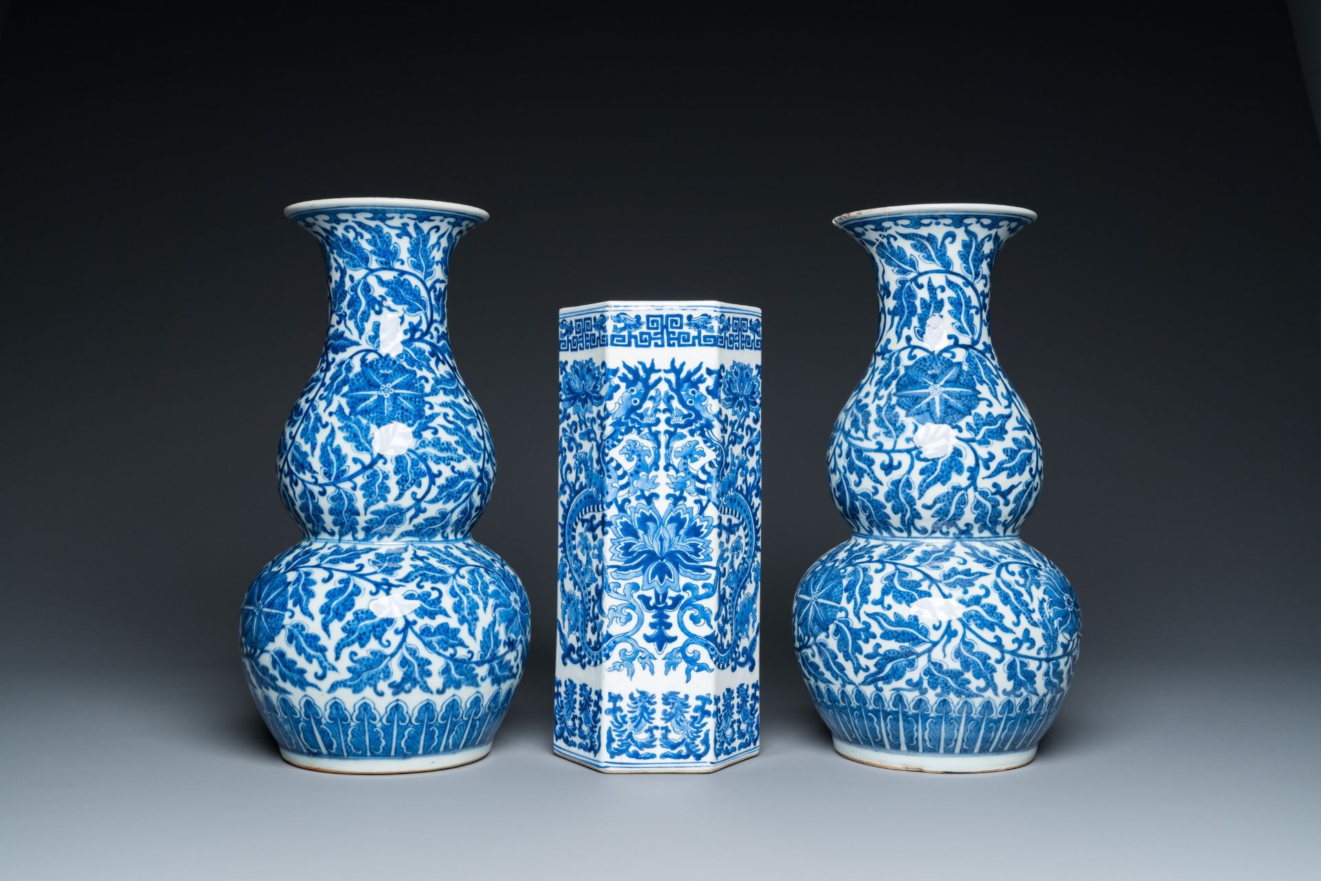 Three Chinese blue and white vases, 19th C. - Bild 3 aus 6