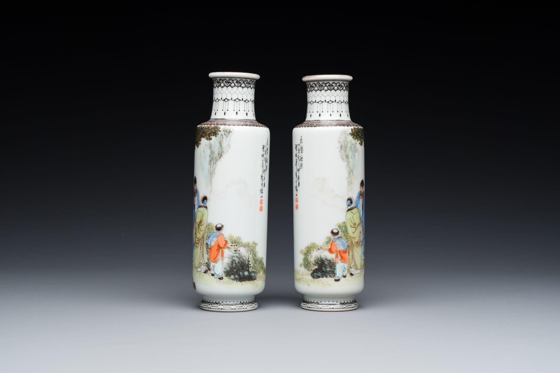A pair of Chinese famille rose rouleau vases, signed Xiong Xiaofeng ç†Šæ›‰å³°, dated 1947 - Bild 2 aus 6