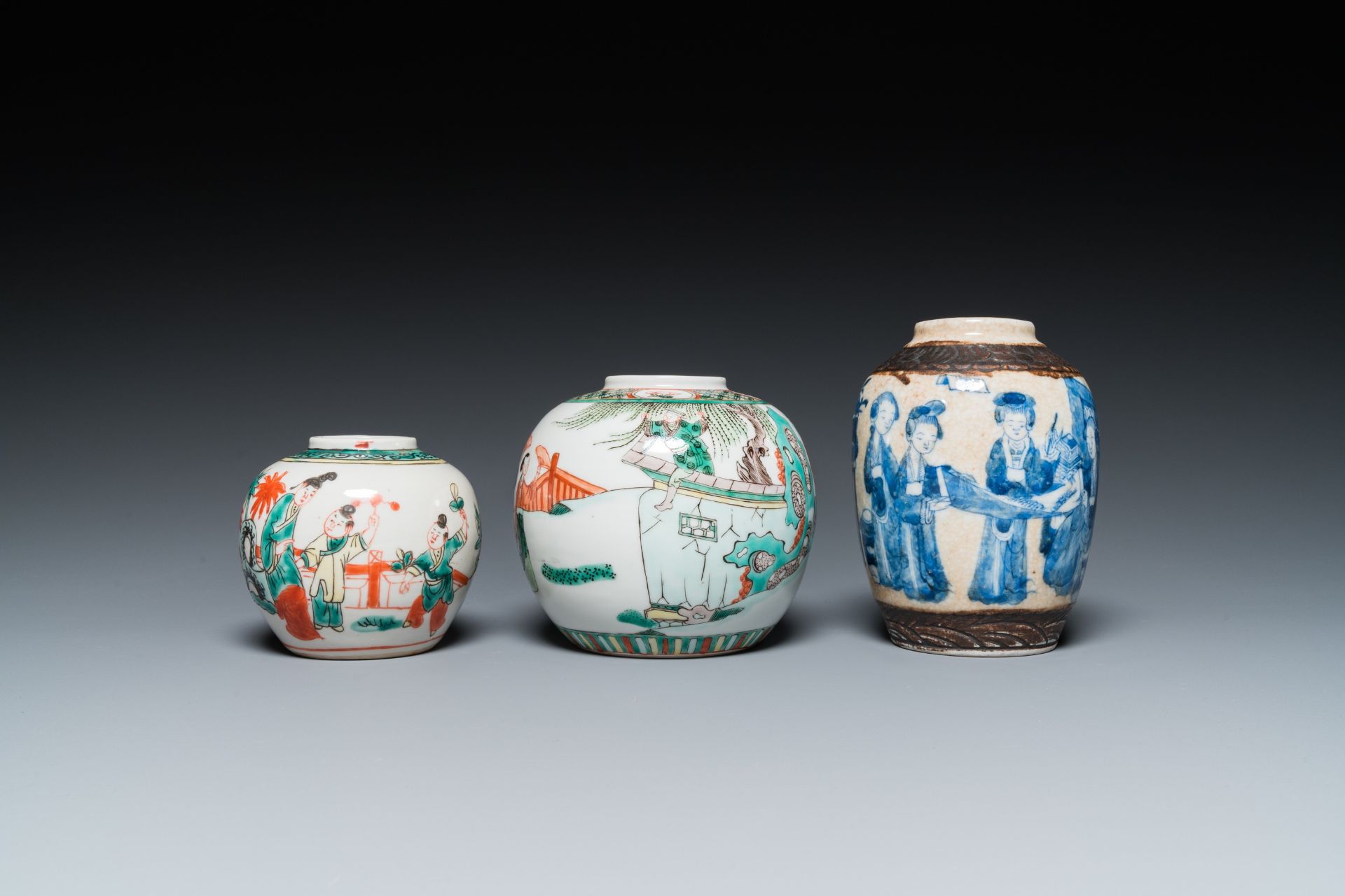 Seven Chinese blue and white, famille rose and verte jars, 19/20th C. - Bild 8 aus 13