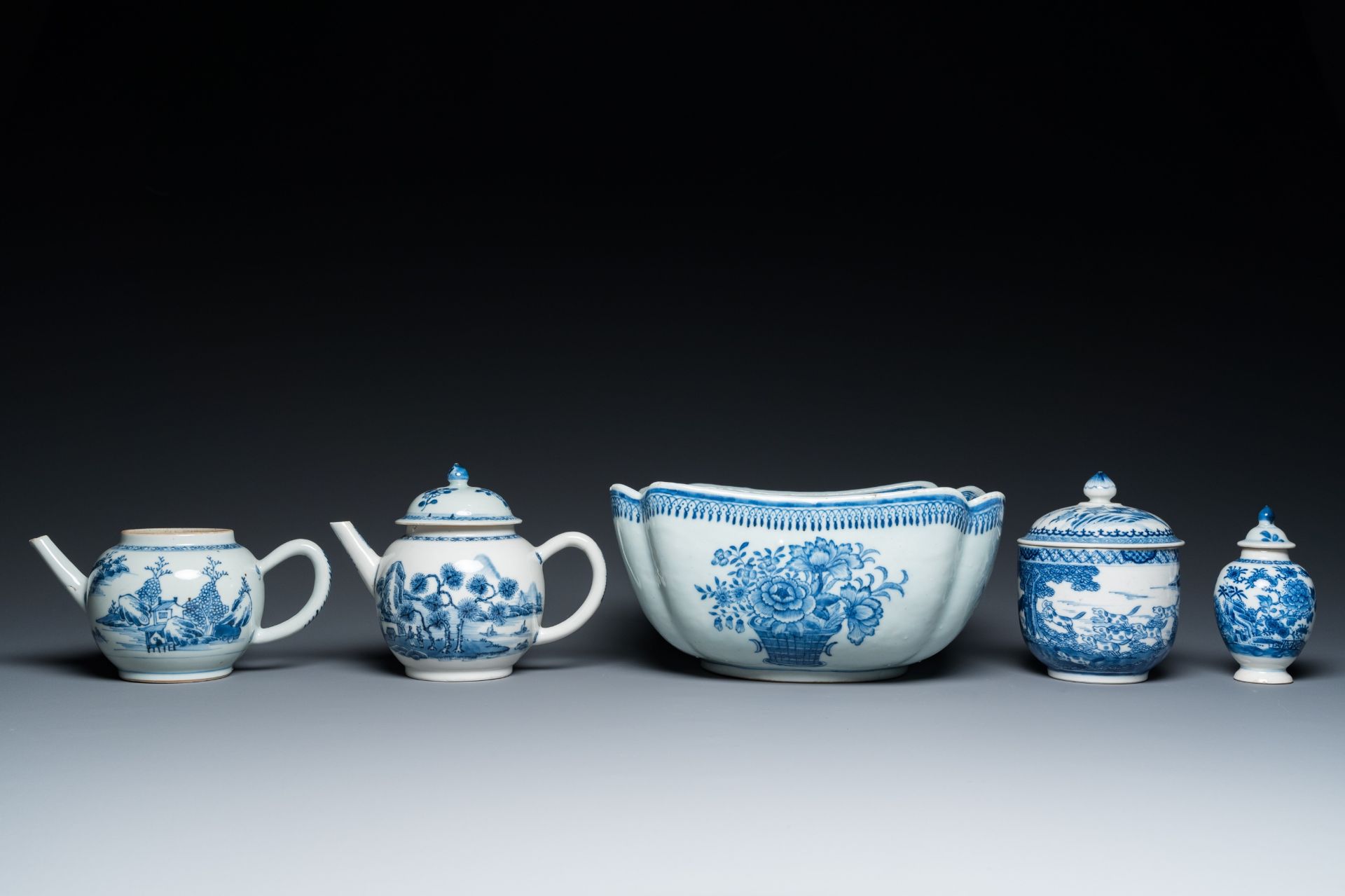 Six Chinese blue and white porcelain wares, Qianlong - Bild 4 aus 11