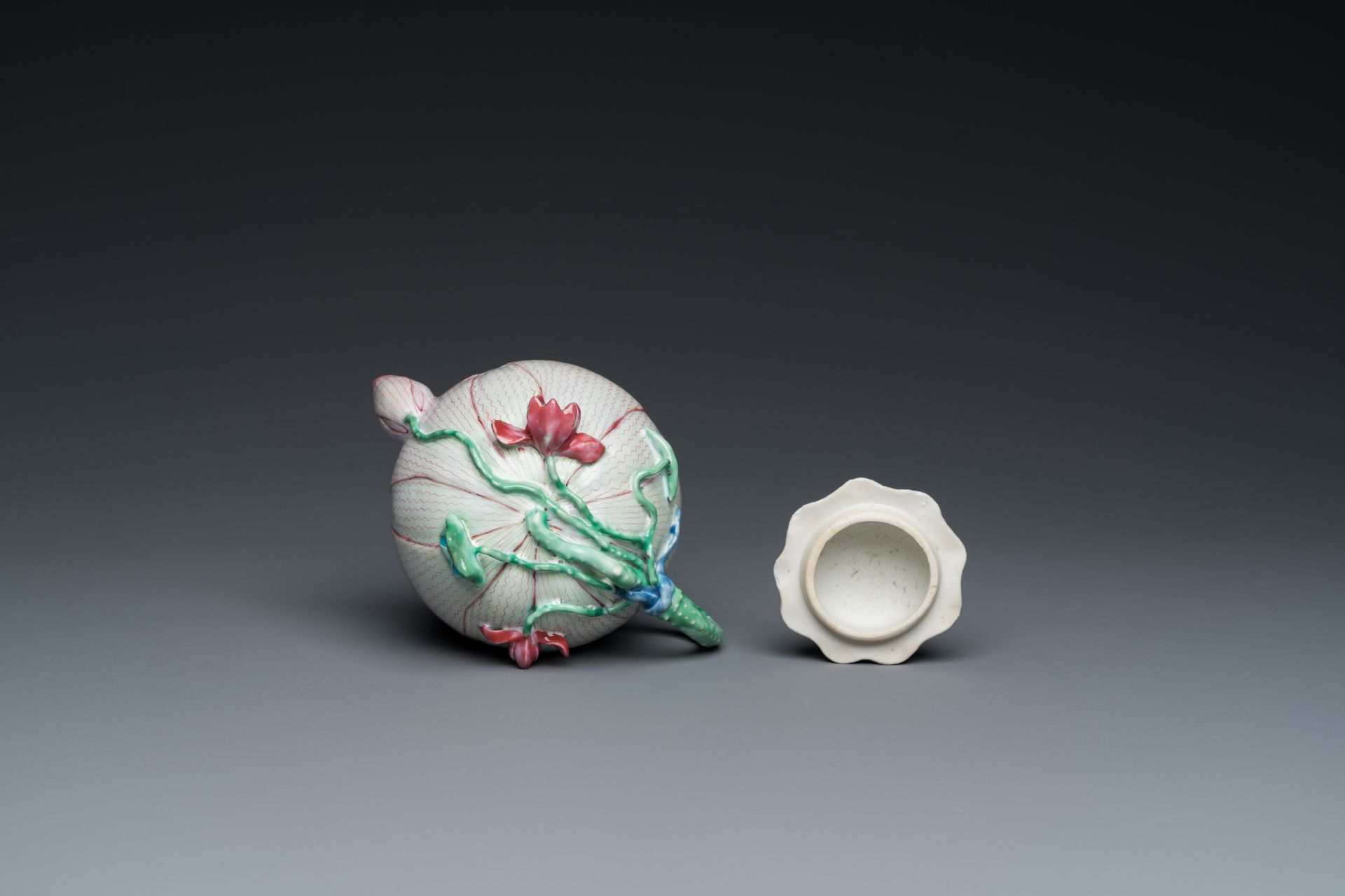 A Chinese famille rose 'lotus' teapot and cover, Yongzheng - Bild 7 aus 16