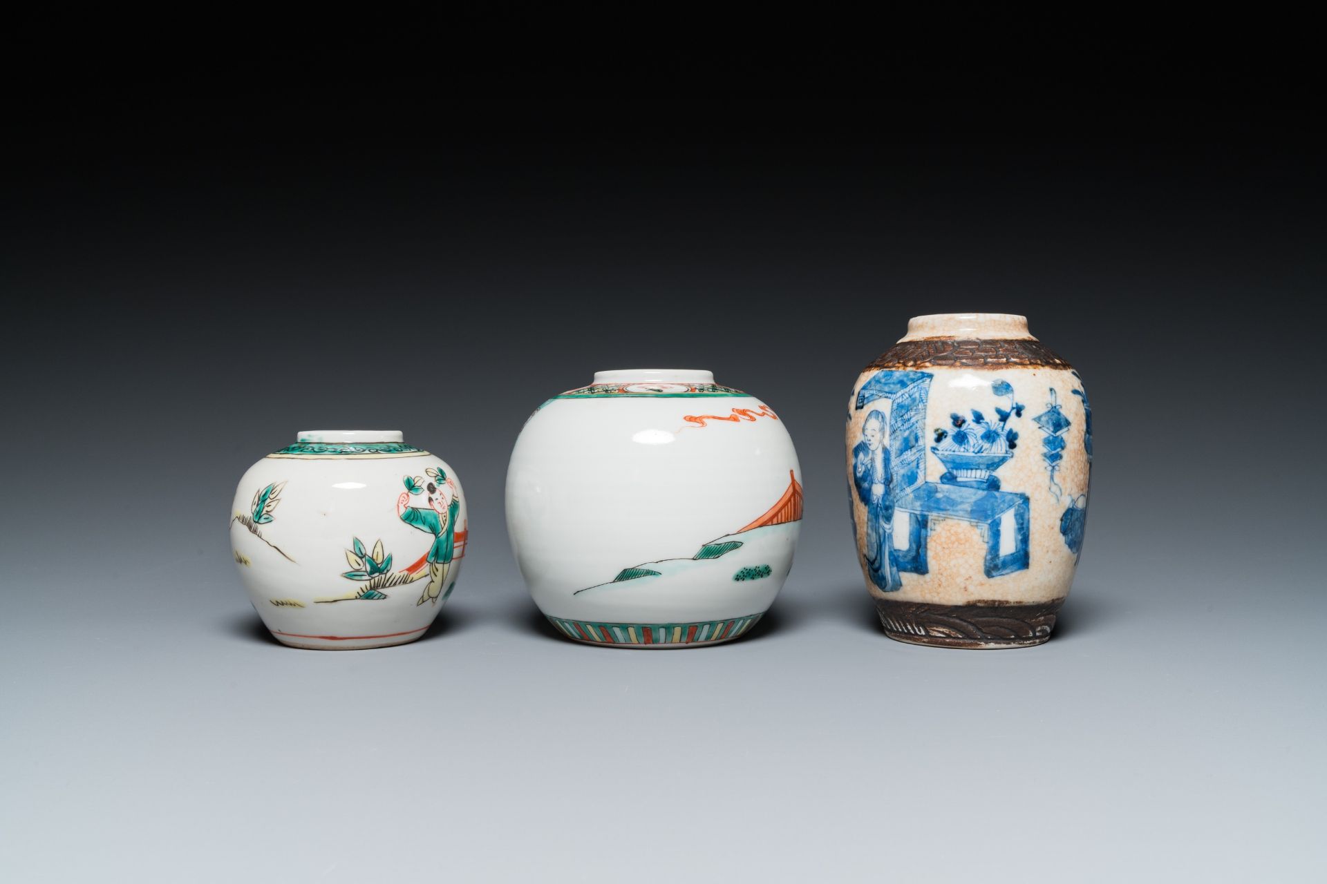 Seven Chinese blue and white, famille rose and verte jars, 19/20th C. - Bild 10 aus 13