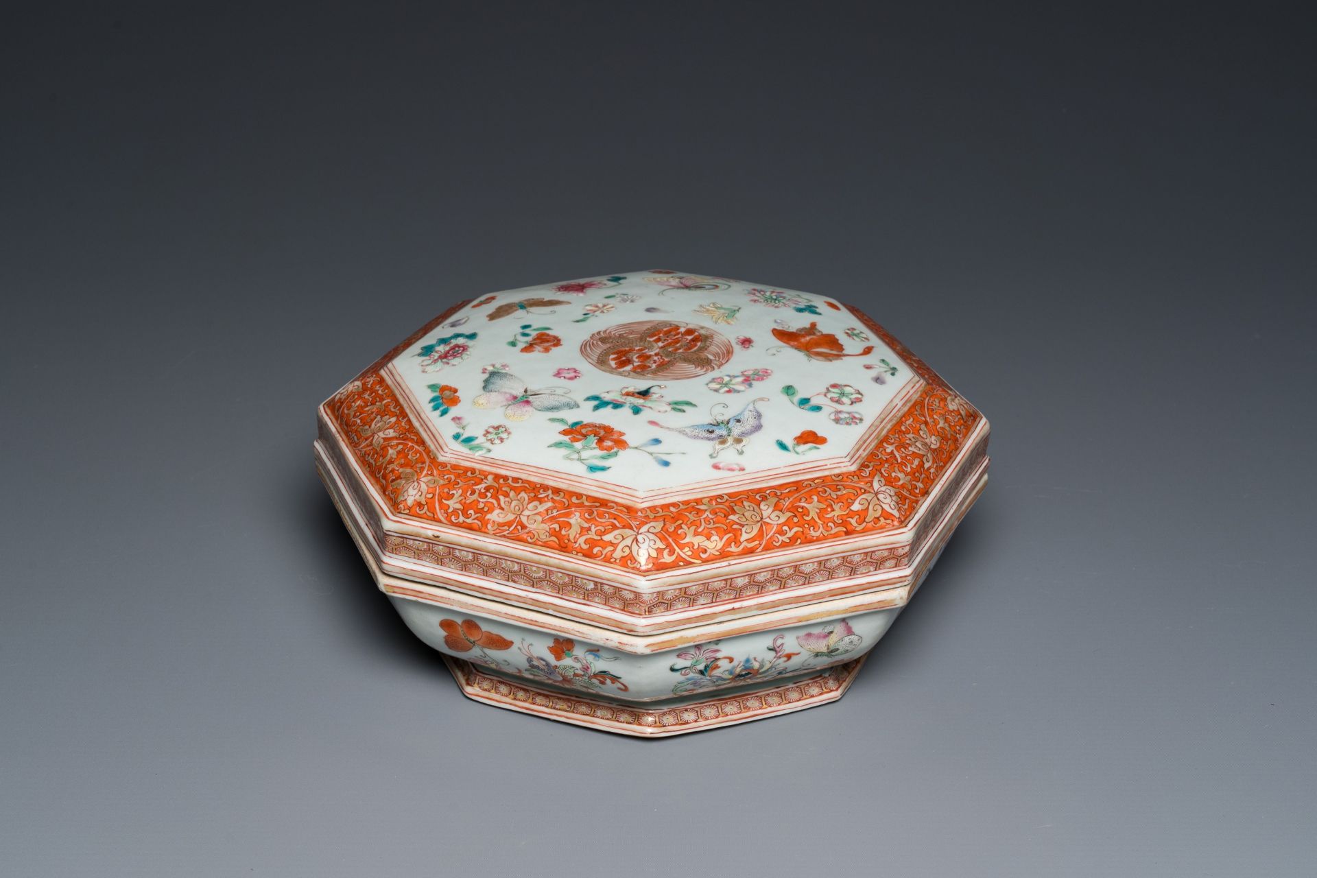 A Chinese famille rose, iron-red and gilt octagonal box and cover with butterflies, Yongzheng - Bild 4 aus 10