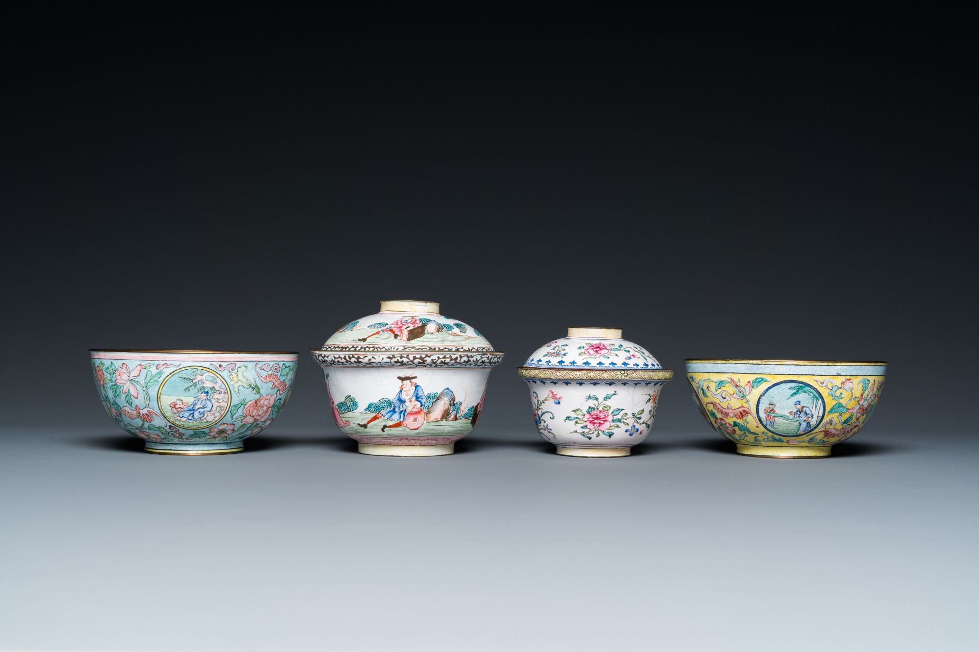 Two Chinese Canton enamel covered bowls on stands and two bowls, 18/19th C. - Bild 4 aus 9