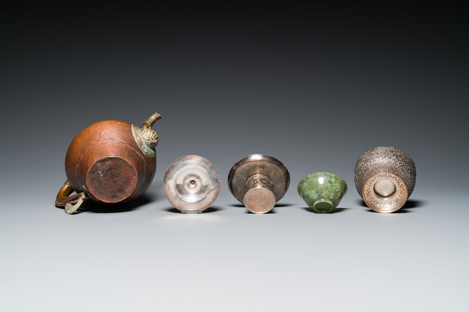 Five Tibetan ritual objects in copper, silver, jade and wood, 19/20th C. - Bild 7 aus 16