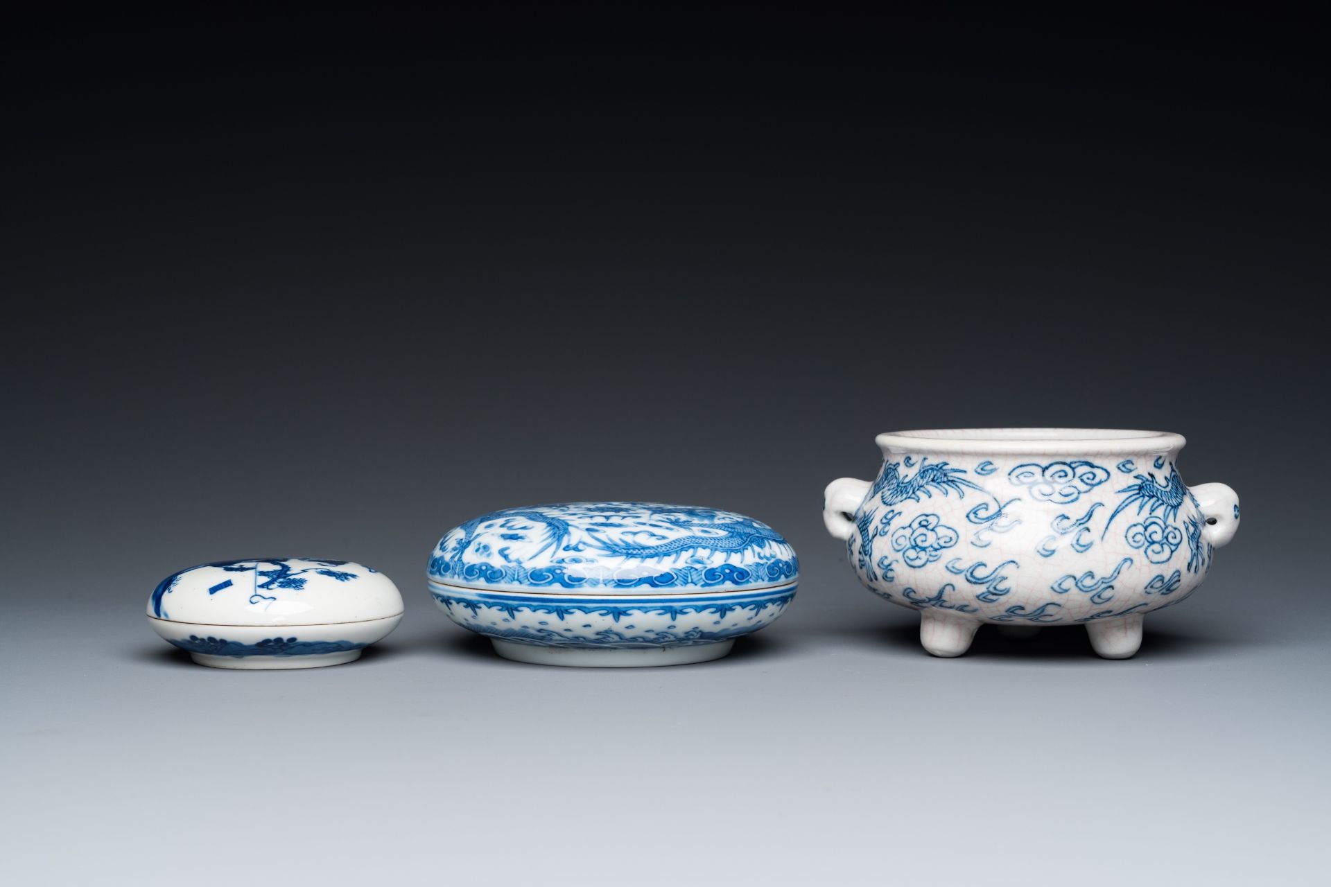 Two Chinese blue and white seal paste boxes and a tripod censer, 19/20th C. - Bild 4 aus 7