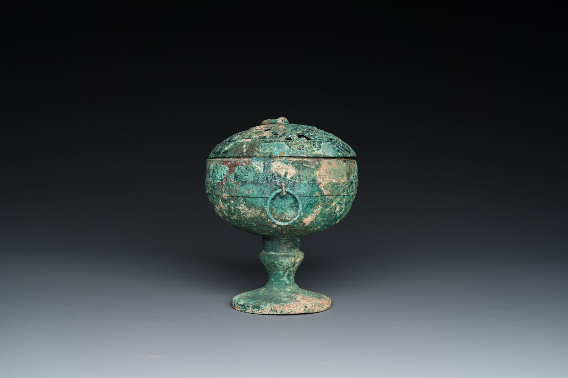 A Chinese bronze 'xianglu' censer with reticulated cover, Western Han - Image 2 of 6