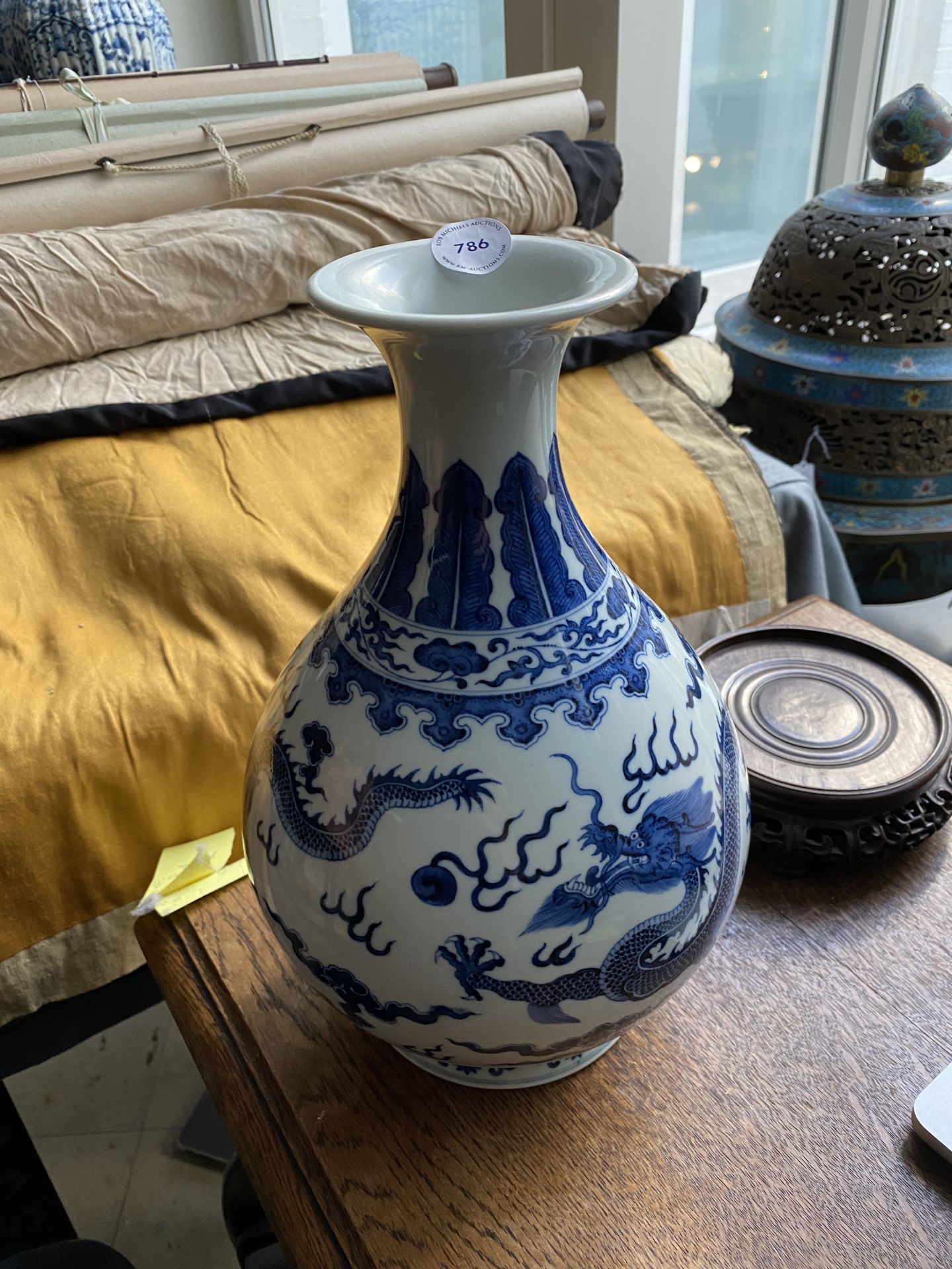 A Chinese blue and white 'yuhuchunping' 'dragon' vase on wooden stand, Qianlong mark, 19/20th C. - Bild 13 aus 27