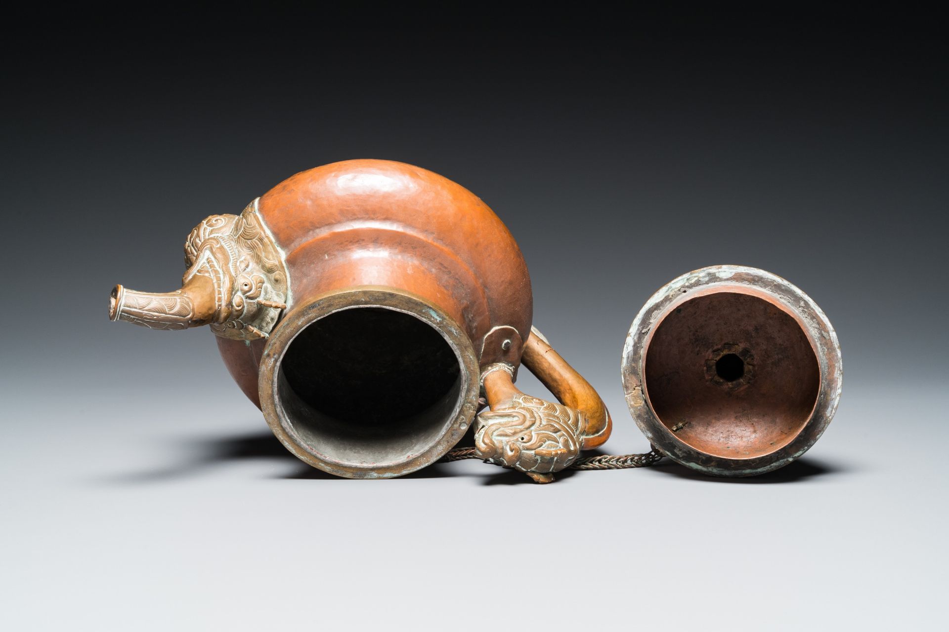 Five Tibetan ritual objects in copper, silver, jade and wood, 19/20th C. - Bild 8 aus 16