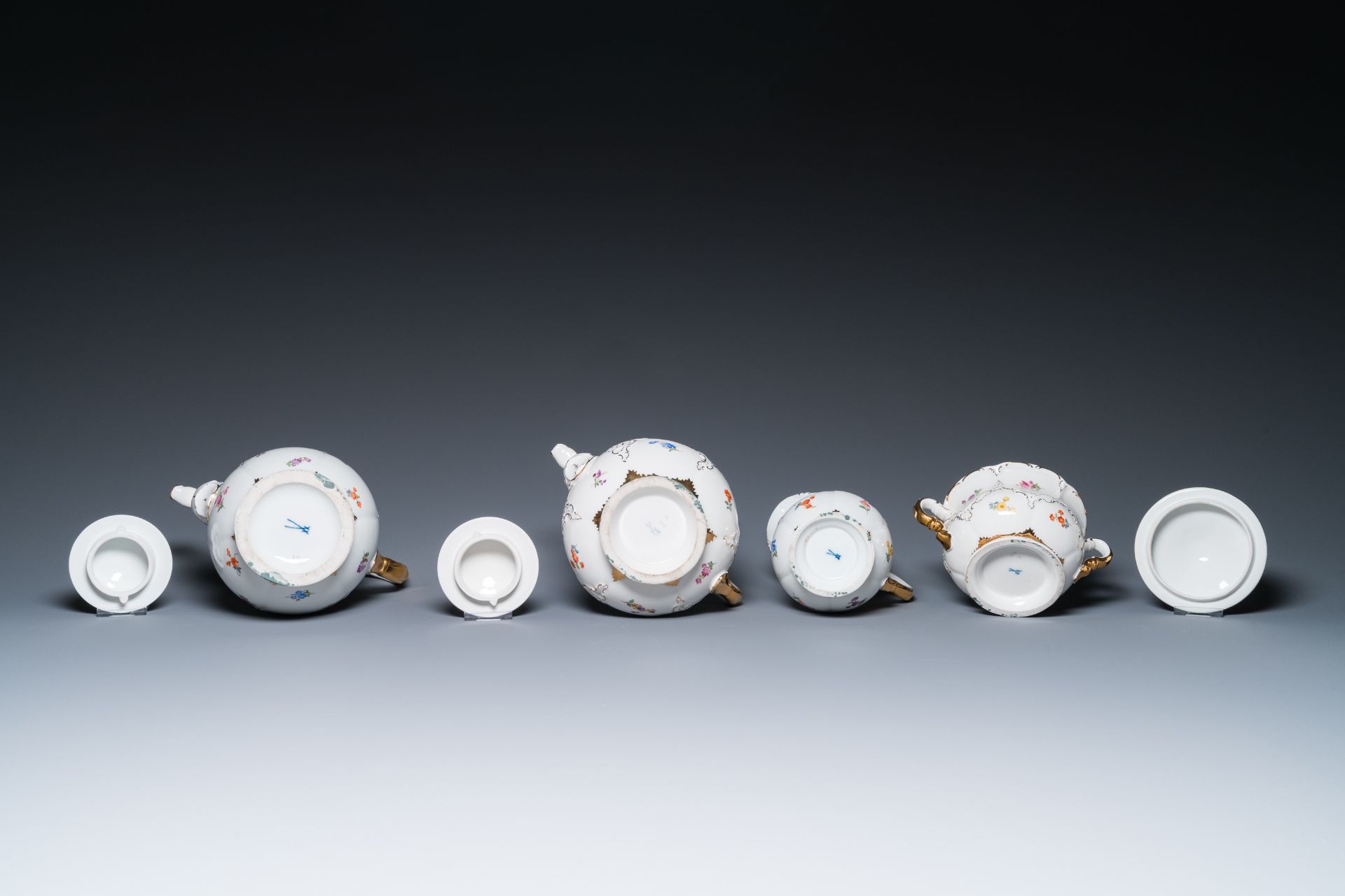 A Meissen porcelain 43-piece service with floral design, Germany, 19/20th C. - Bild 20 aus 22