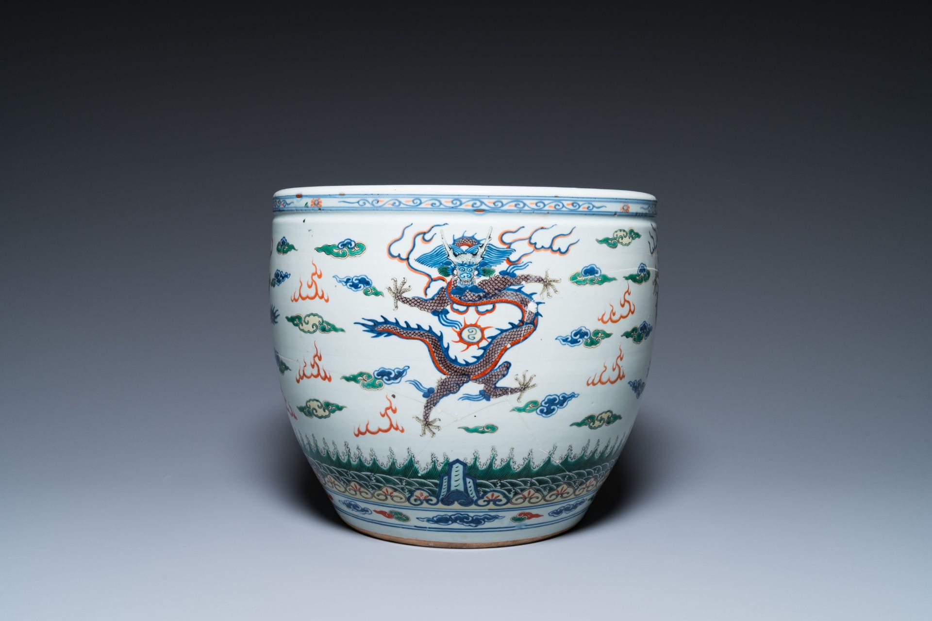 A Chinese blue and white celadon-ground vase, a pair of Nanking vases and a famille verte fish bowl, - Bild 16 aus 19