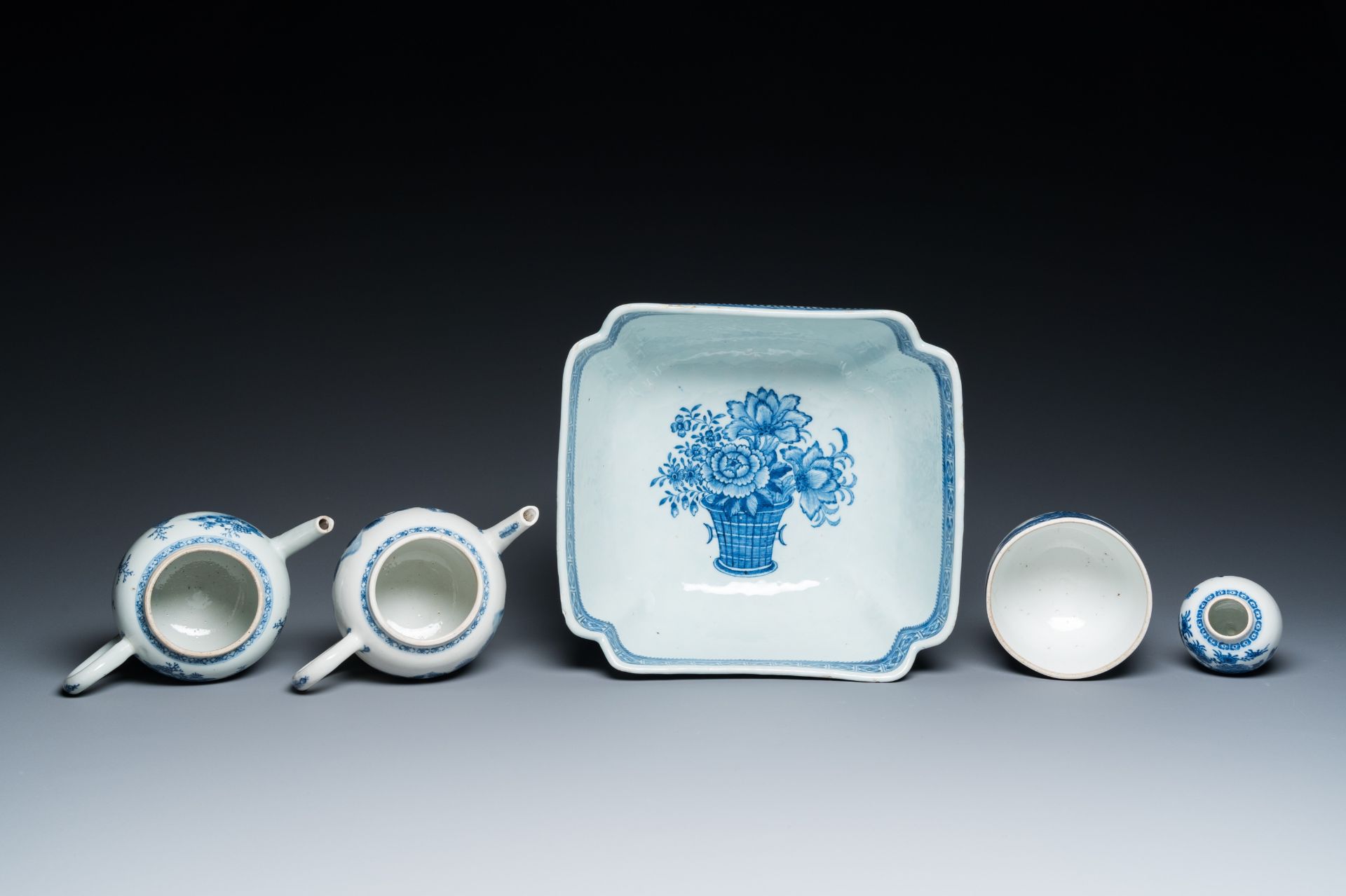 Six Chinese blue and white porcelain wares, Qianlong - Bild 8 aus 11