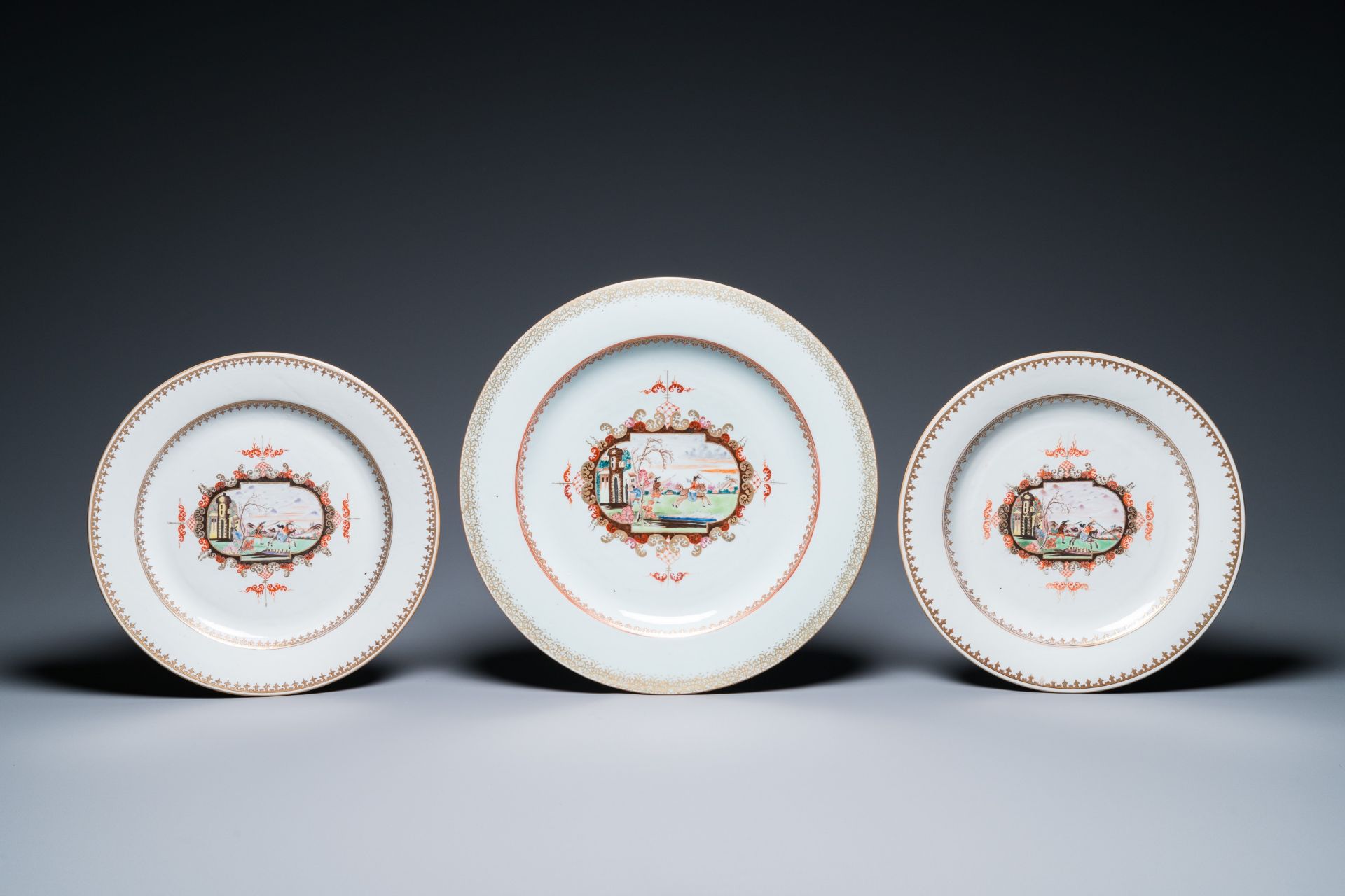 19 Chinese famille rose Meissen-style 'knight on horseback' dishes and plates, Qianlong - Bild 2 aus 11