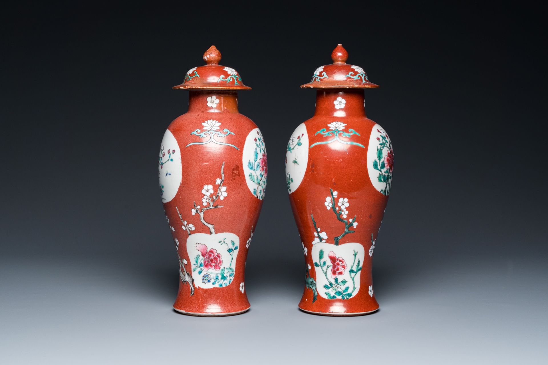 A pair of Chinese famille rose ruby-ground vases and covers, Yongzheng/Qianlong - Bild 4 aus 6