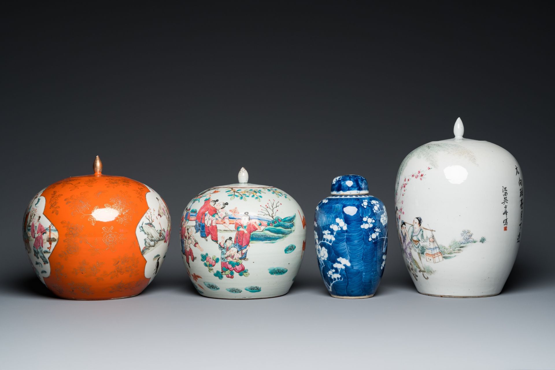 Four Chinese famille rose and blue and white covered jars, 19/20th C. - Bild 3 aus 9