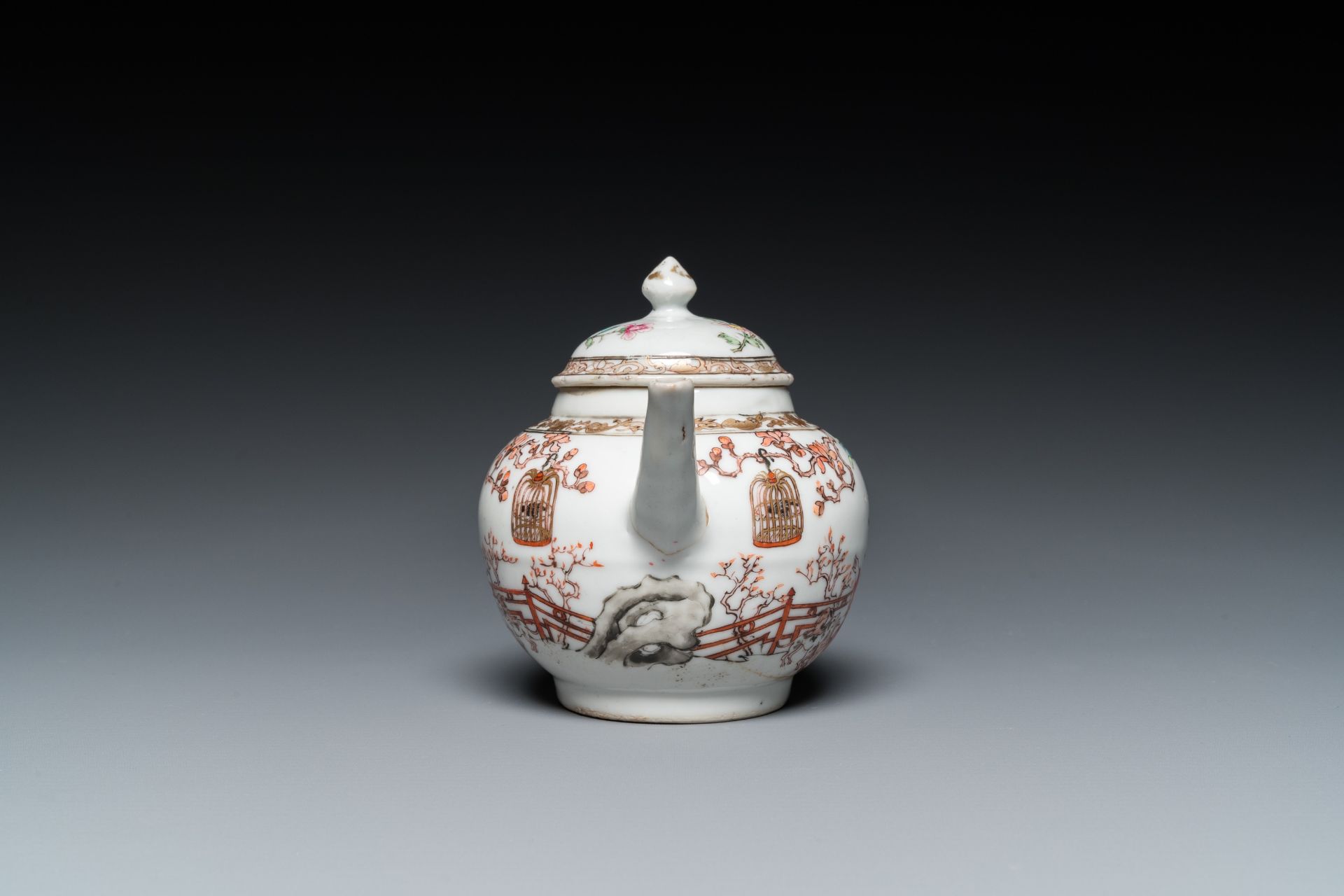 A fine Chinese famille rose teapot and cover, Yongzheng - Bild 3 aus 7