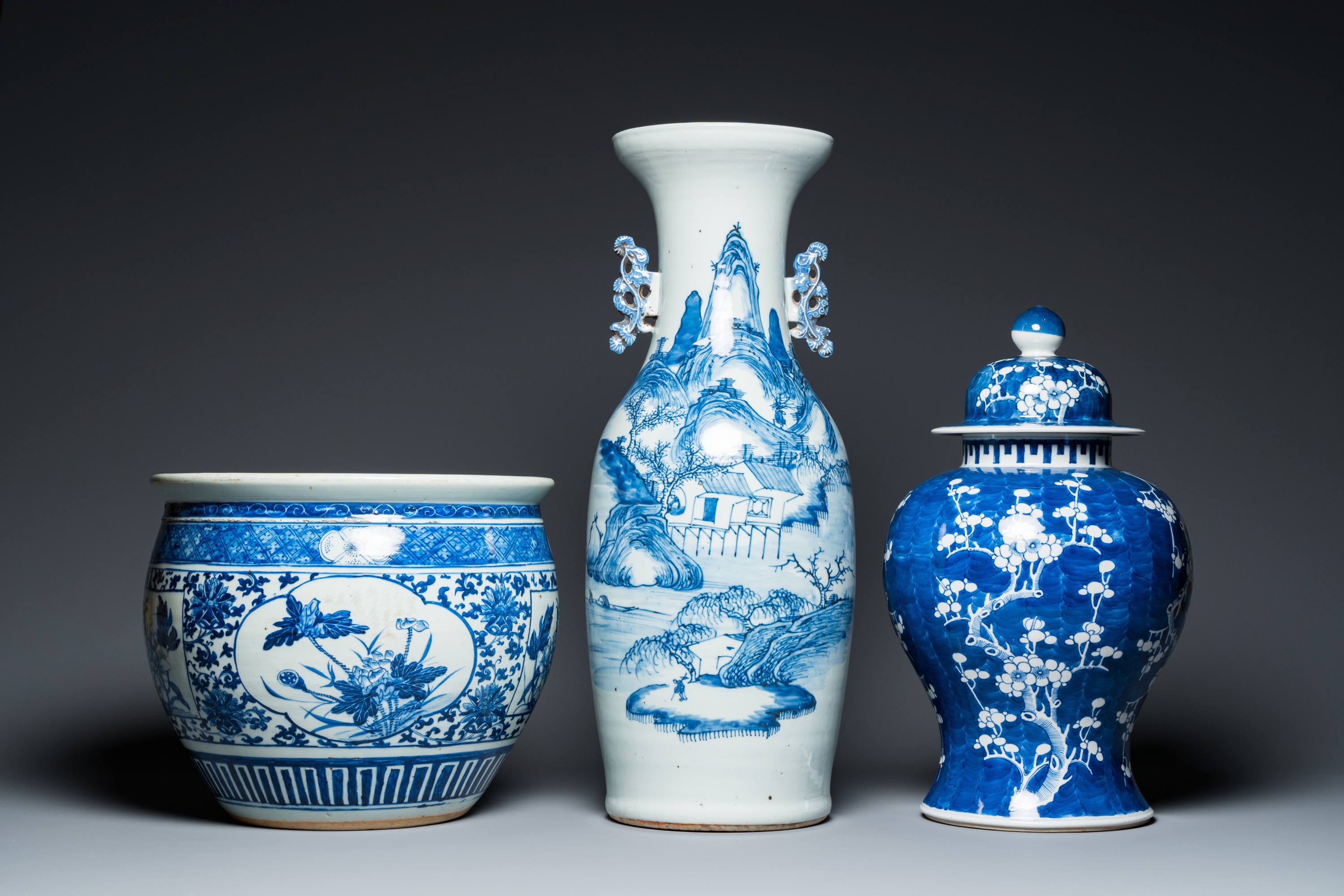 A Chinese blue and white 'landscape' vase, a covered vase and a jardiniere, 19th C. - Image 2 of 9