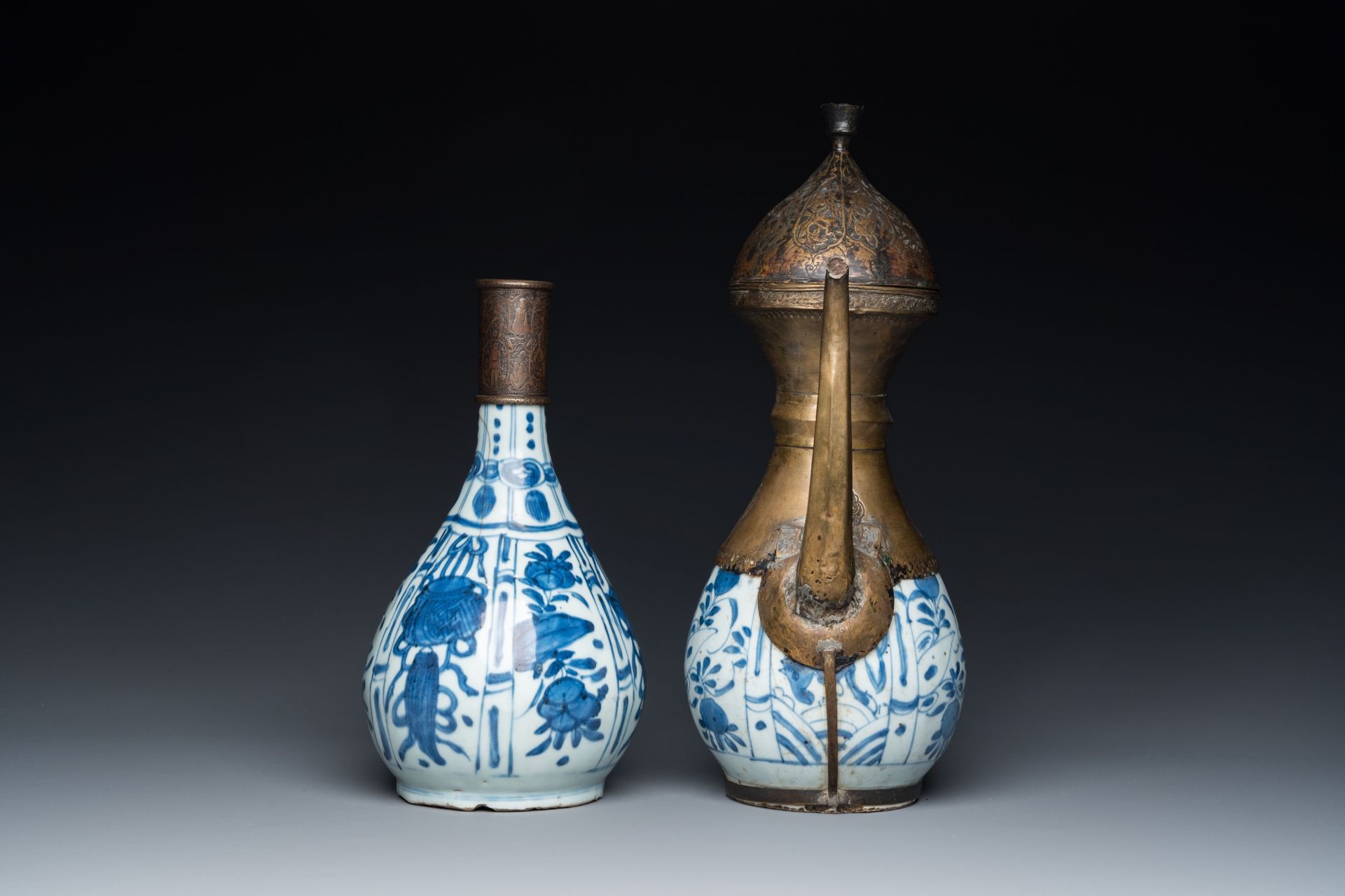 Two Chinese blue and white vases with bronze mounts for the Islamic market, Wanli - Bild 5 aus 7